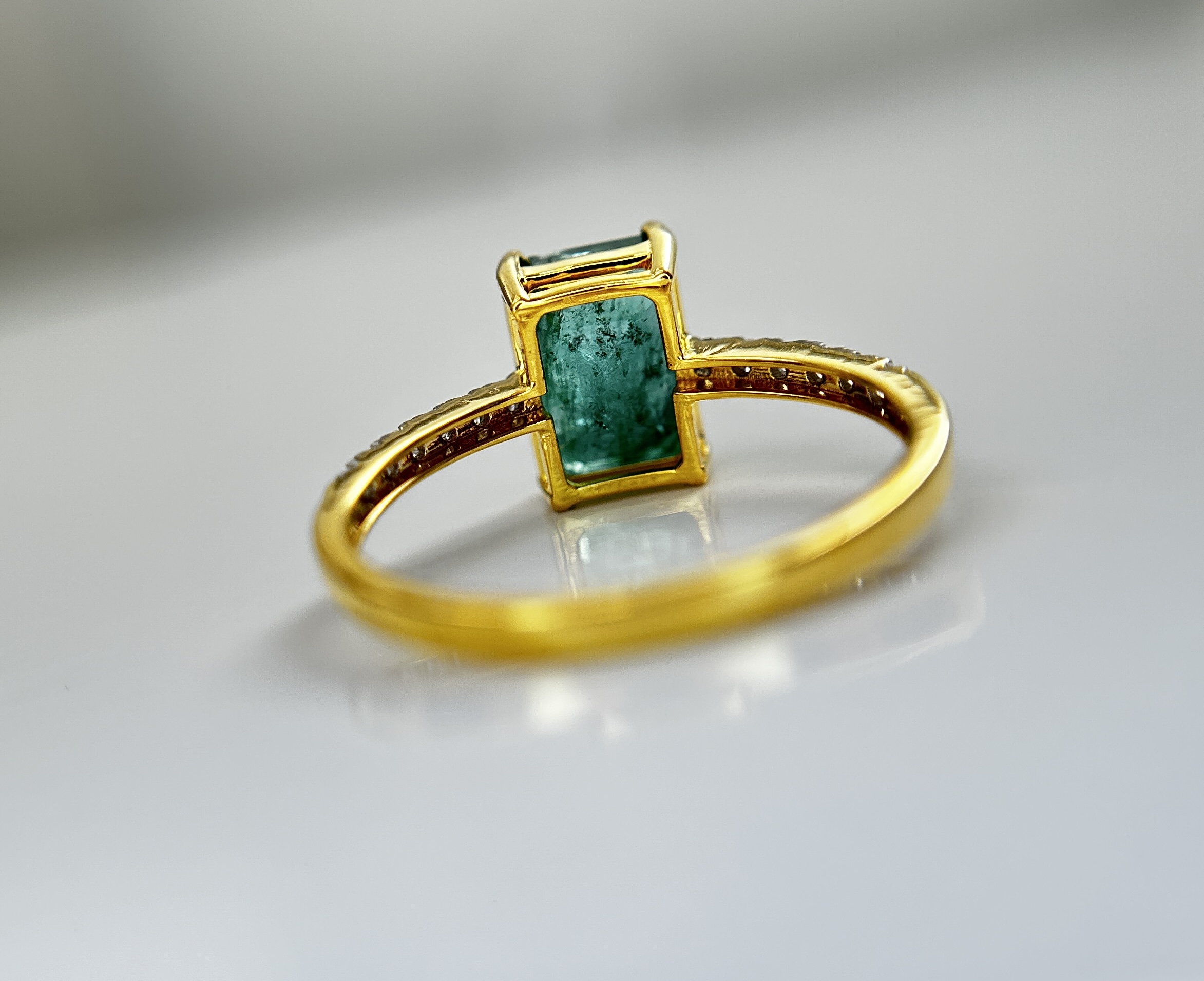 Beautiful Natural Emerald 2.41 CT With Natural Diamonds & 18k Gold - Image 6 of 9