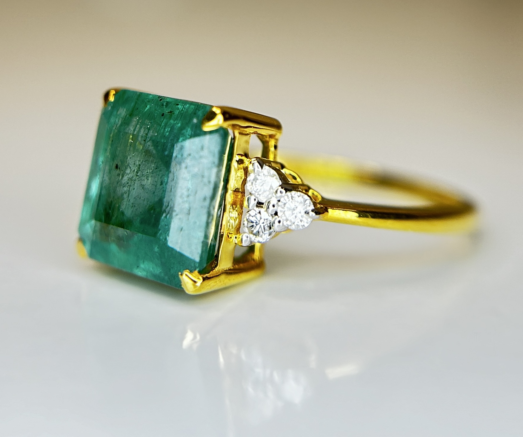 Beautiful Natural Emerald 3.25 CT With Natural Diamonds & 18k Gold - Image 3 of 7