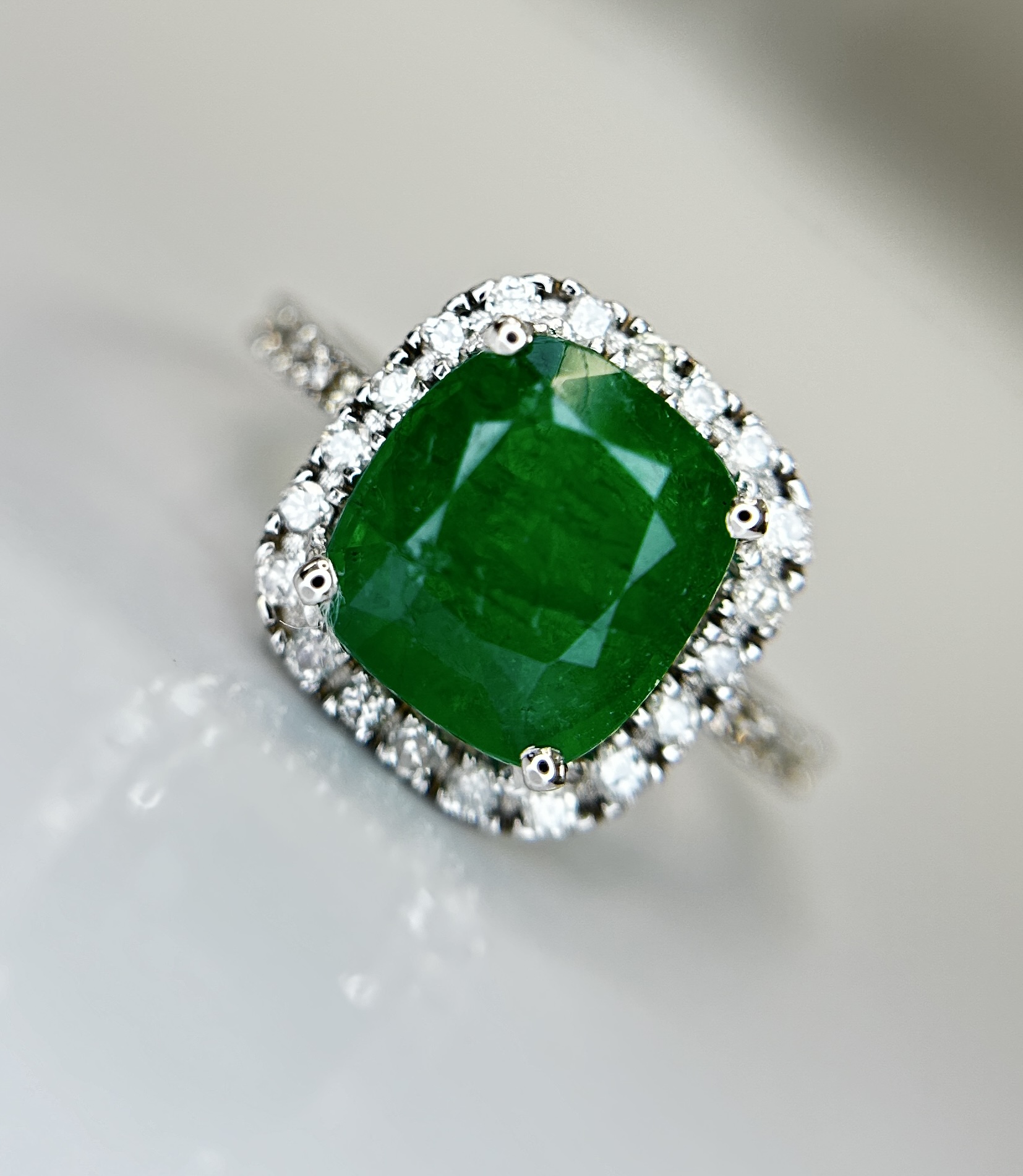 Beautiful Natural 2.81ct Emerald With Natural Diamonds & 18k Gold
