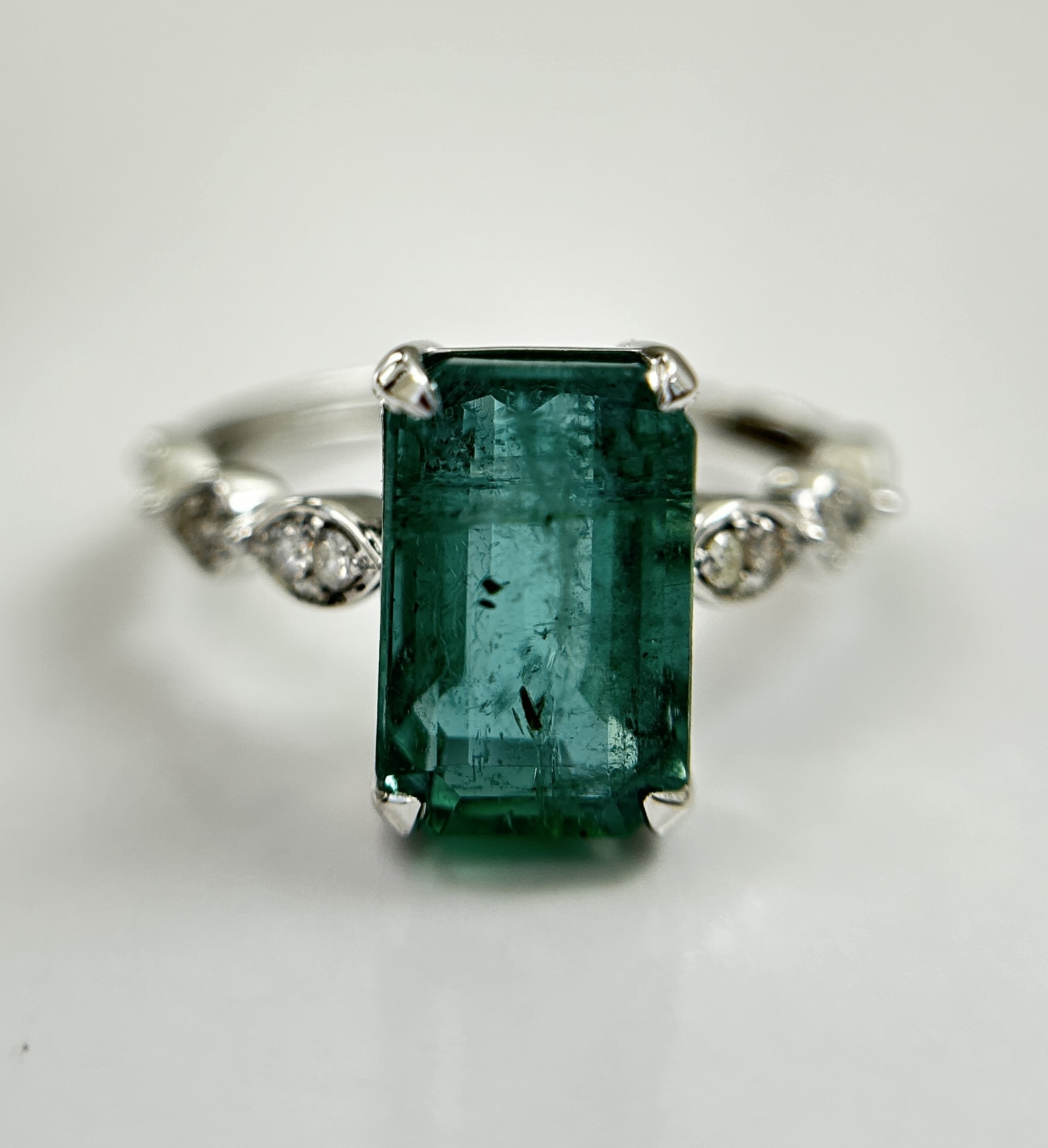 Beautiful Natural Emerald 3.97CT With Natural Diamonds & 18k Gold - Image 8 of 10