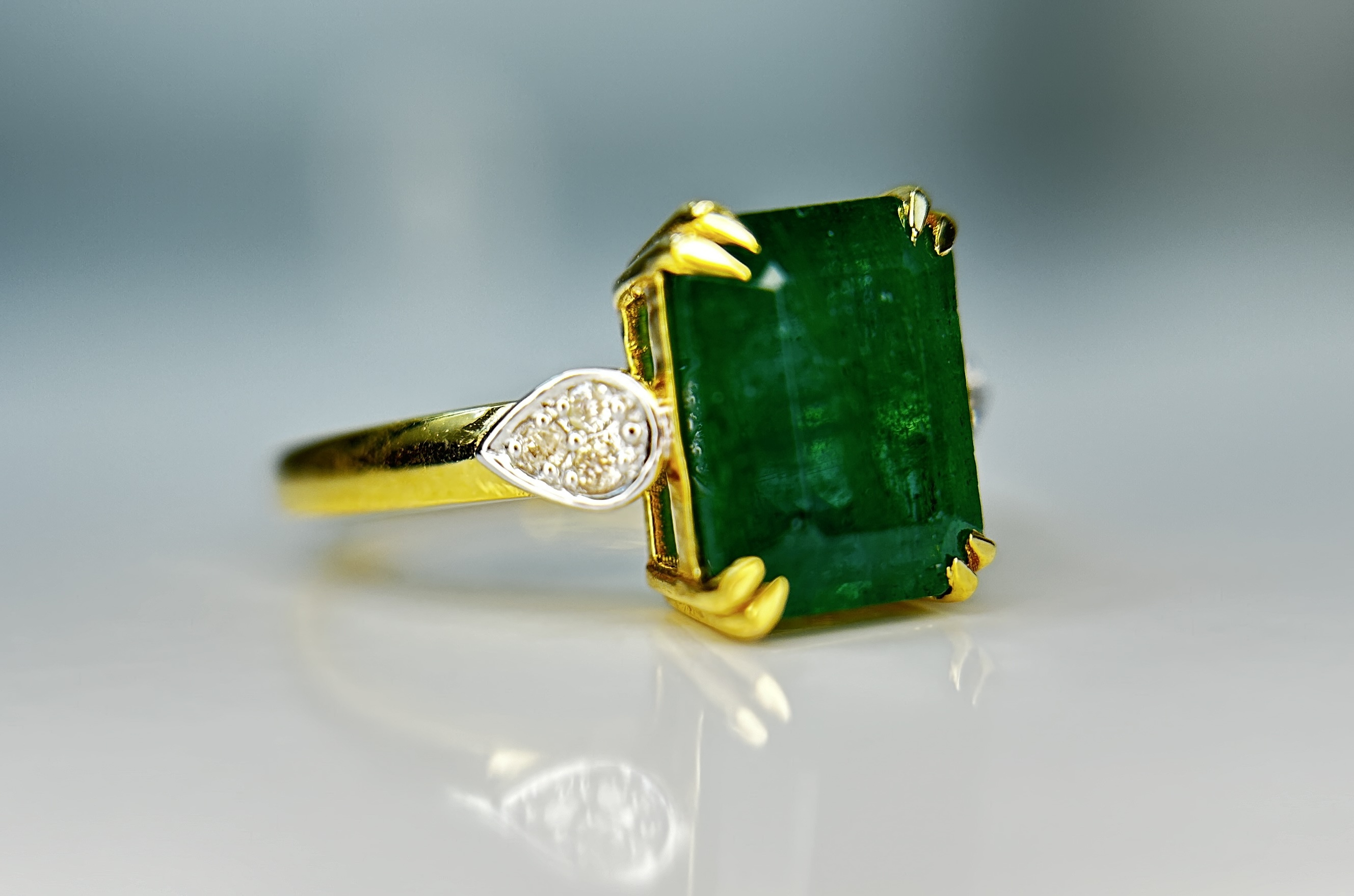 Beautiful Natural Emerald 2.96 With Natural Diamonds & 18k Gold - Image 5 of 10