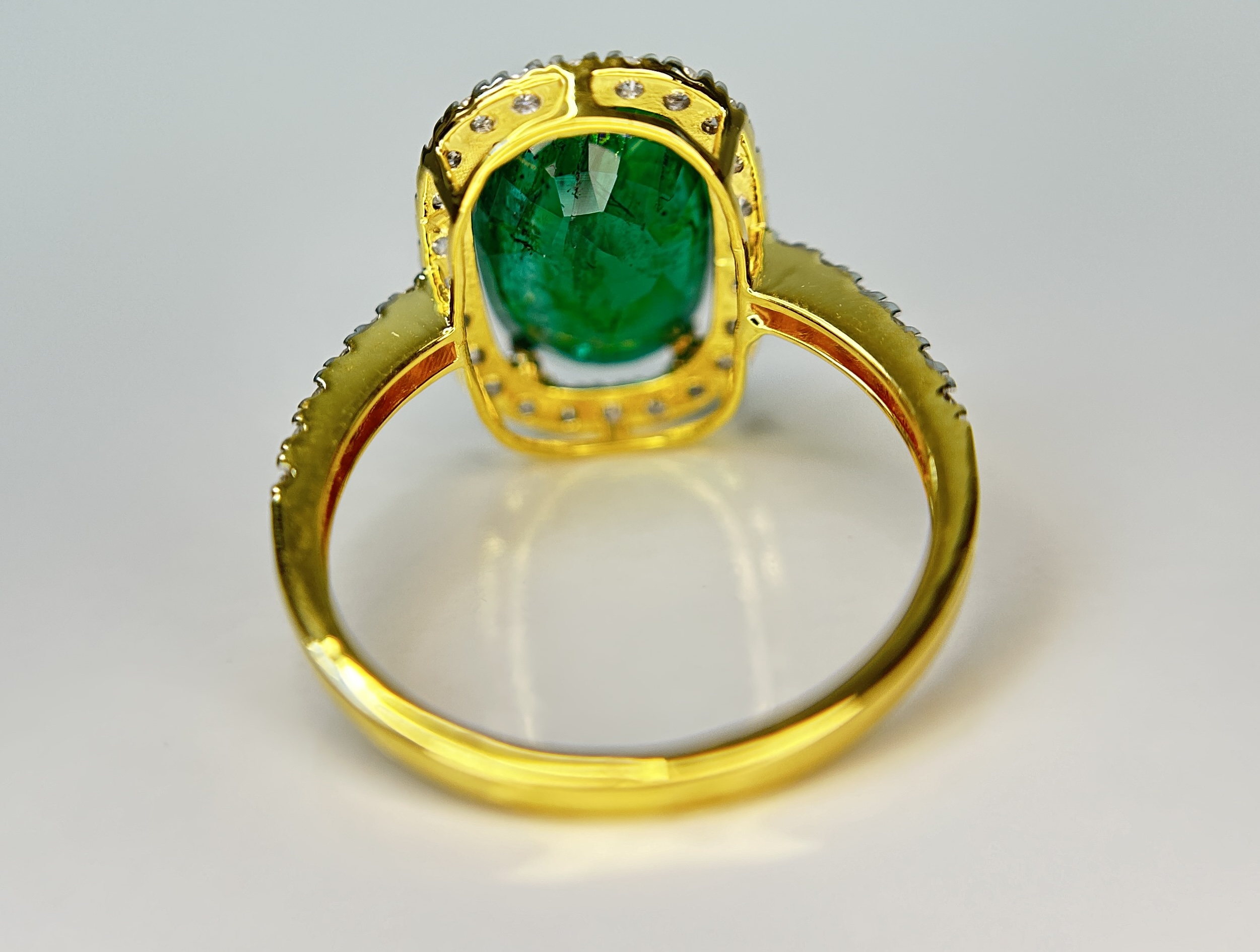 Beautiful Natural Emerald 3.90 CT With Natural Diamonds & 18k Gold - Image 5 of 10