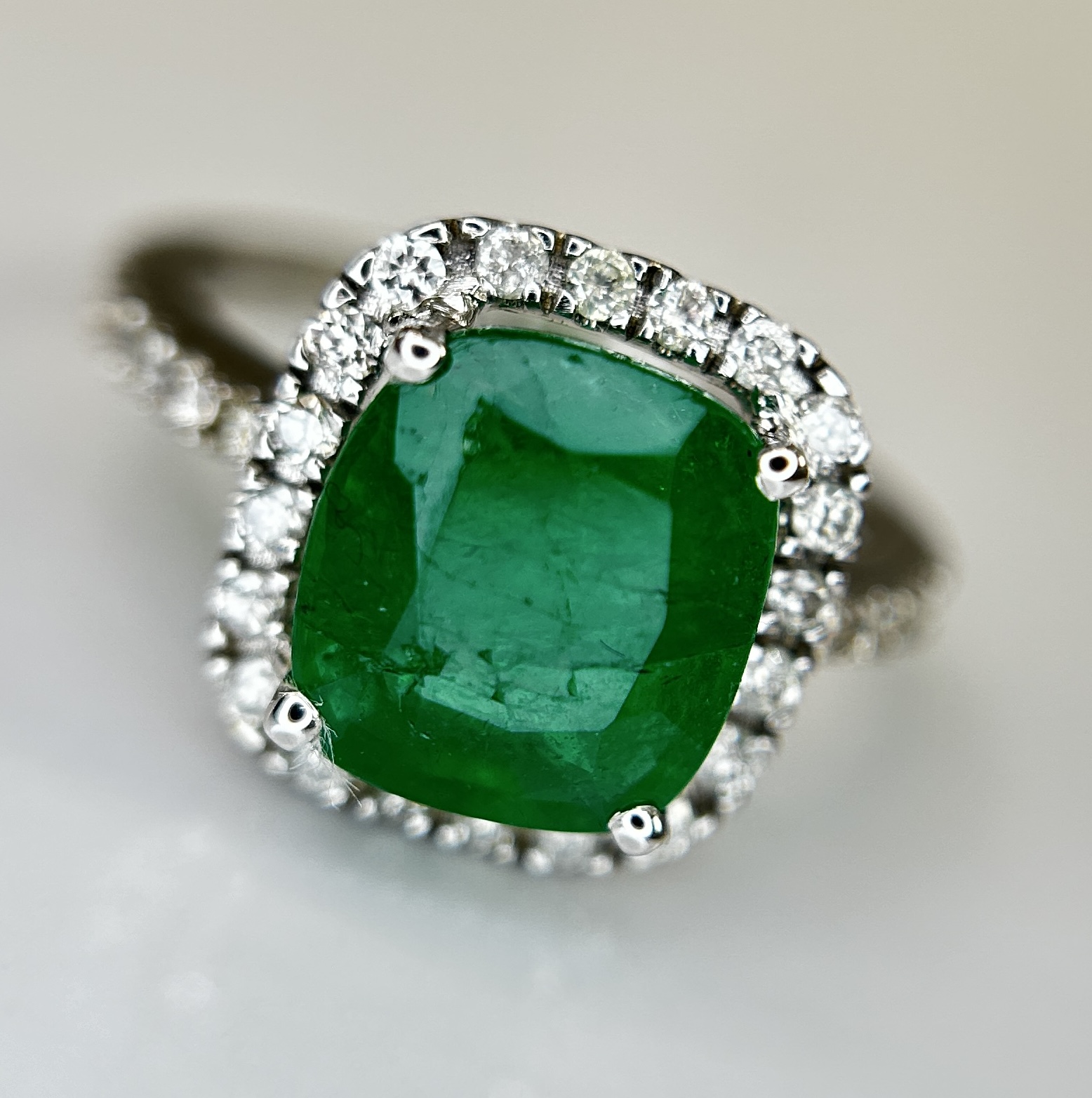 Beautiful Natural 2.81ct Emerald With Natural Diamonds & 18k Gold - Image 4 of 12