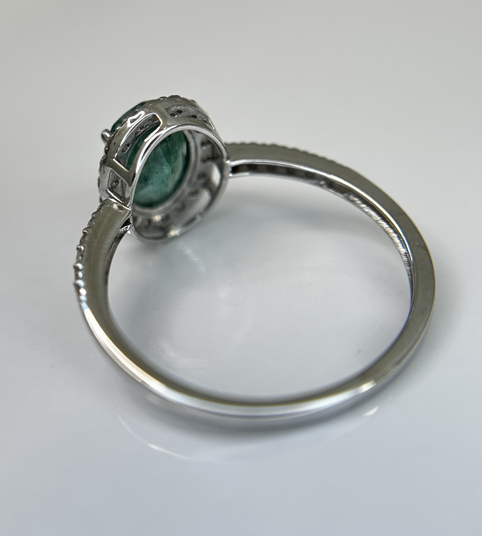 Beautiful Natural Emerald 1.22CT With Natural Diamonds & 18k Gold - Image 4 of 9