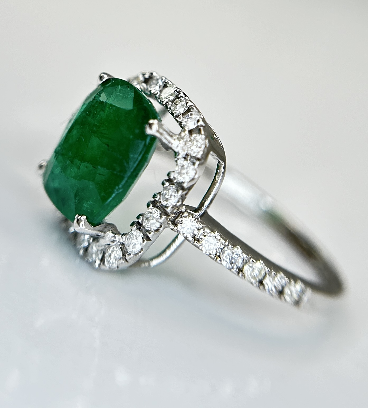 Beautiful Natural 2.81ct Emerald With Natural Diamonds & 18k Gold - Image 5 of 12