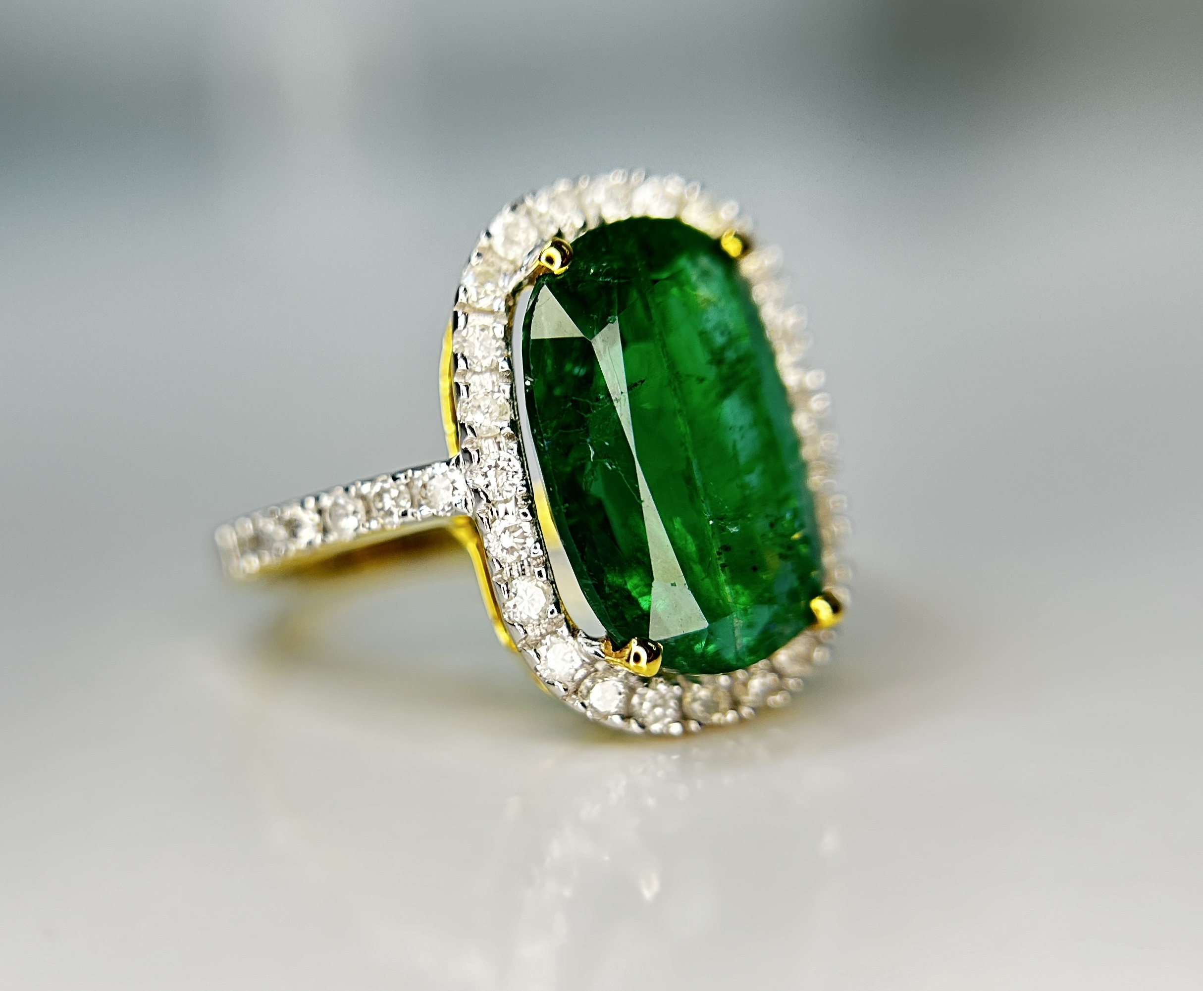 Beautiful Natural Emerald 3.90 CT With Natural Diamonds & 18k Gold - Image 7 of 10