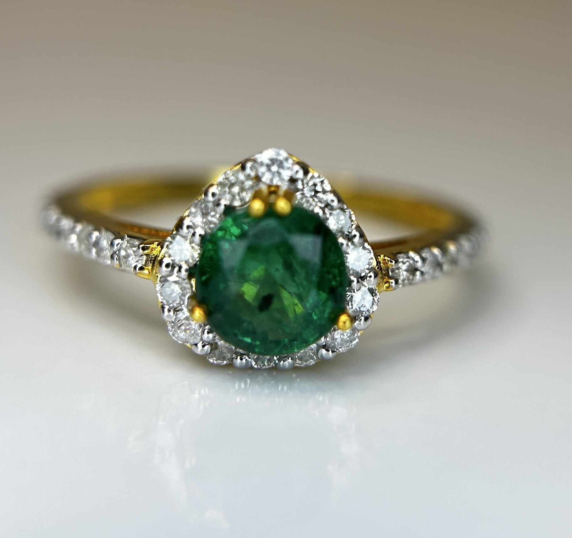 Beautiful Natural Emerald 0.92 CT With Natural Diamonds & 18k Gold - Image 7 of 8