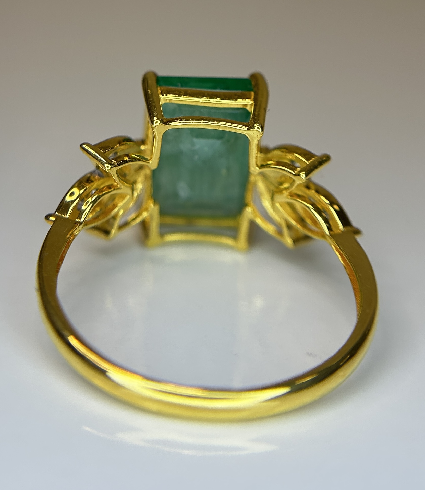 Beautiful Natural Emerald 4.32 CT With Natural Diamonds & 18k Gold - Image 8 of 9