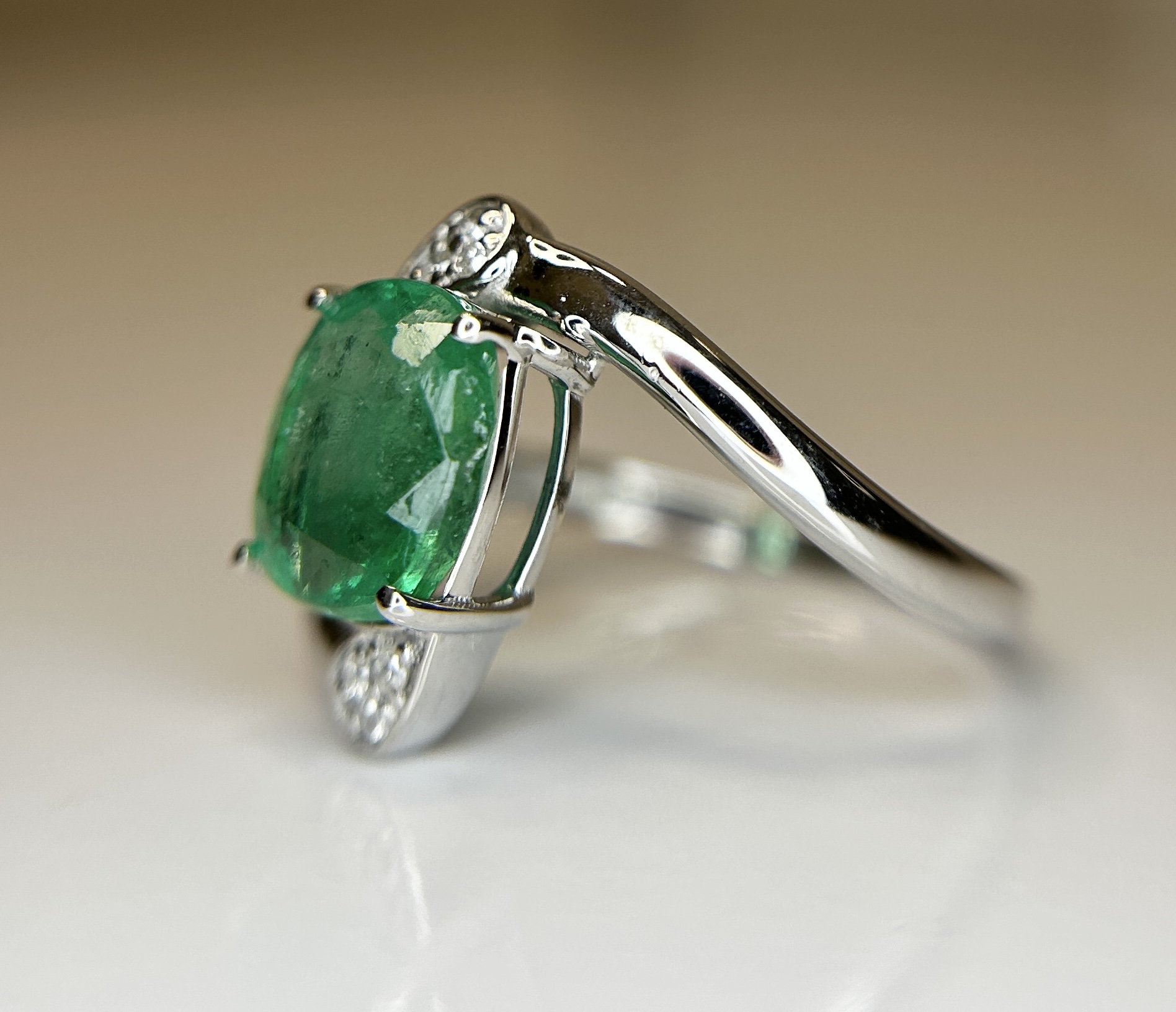 Beautiful Natural Emerald 2.19 Ct With Natural Diamonds & 18k Gold - Image 3 of 9