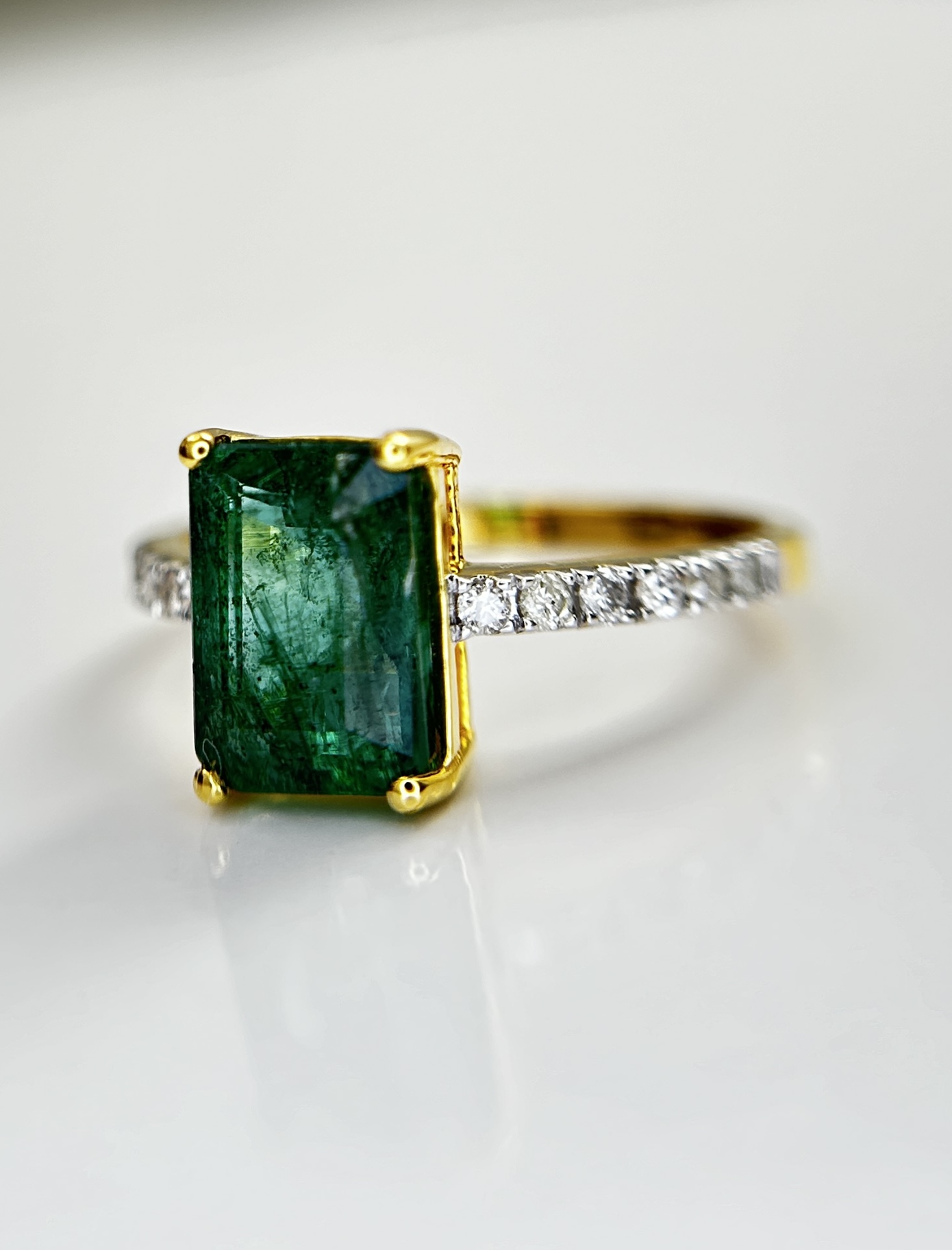 Beautiful Natural Emerald 2.41 CT With Natural Diamonds & 18k Gold - Image 8 of 9