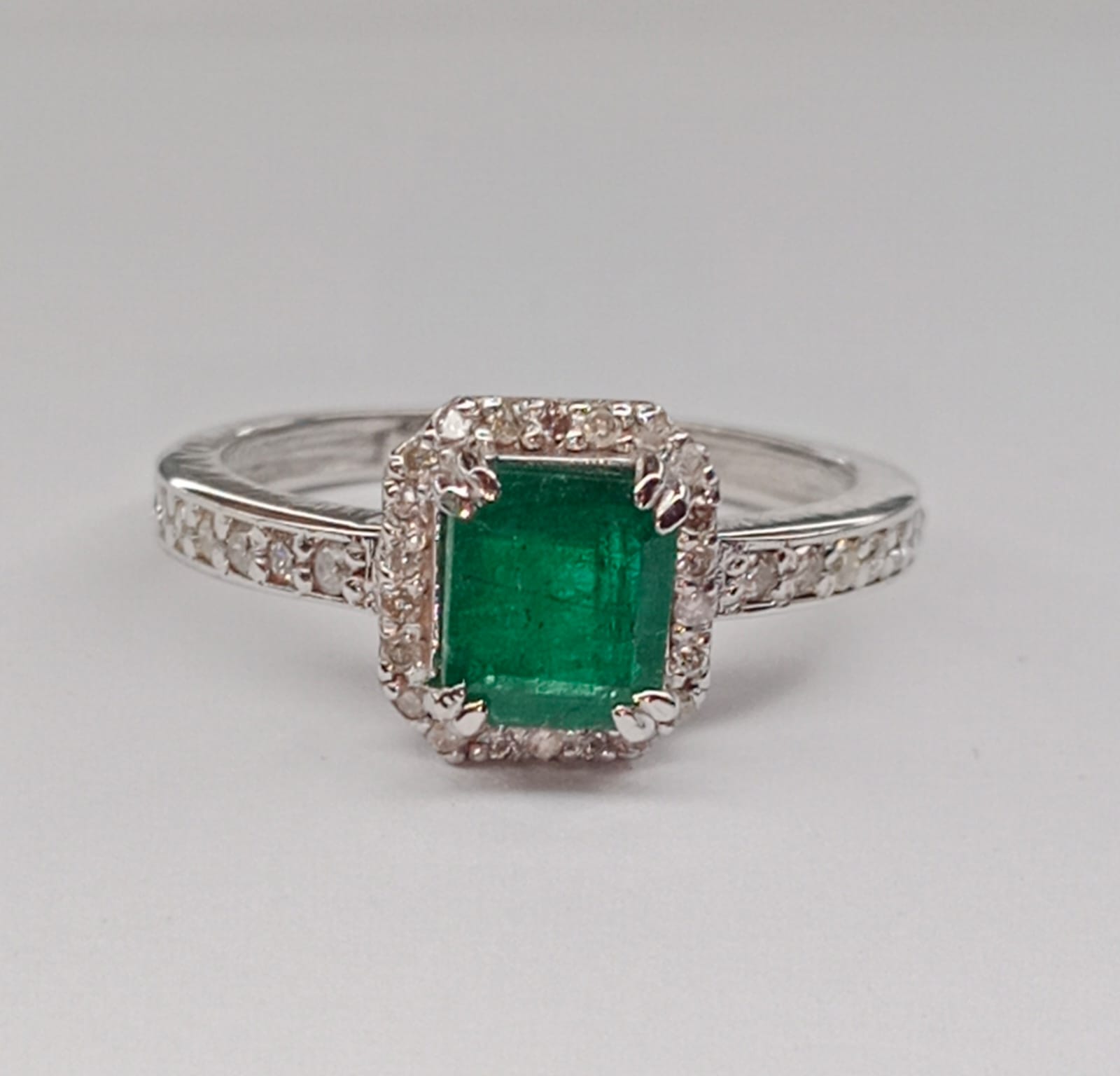 Beautiful Natural Emerald With Natural Diamonds & 18kGold - Image 4 of 6