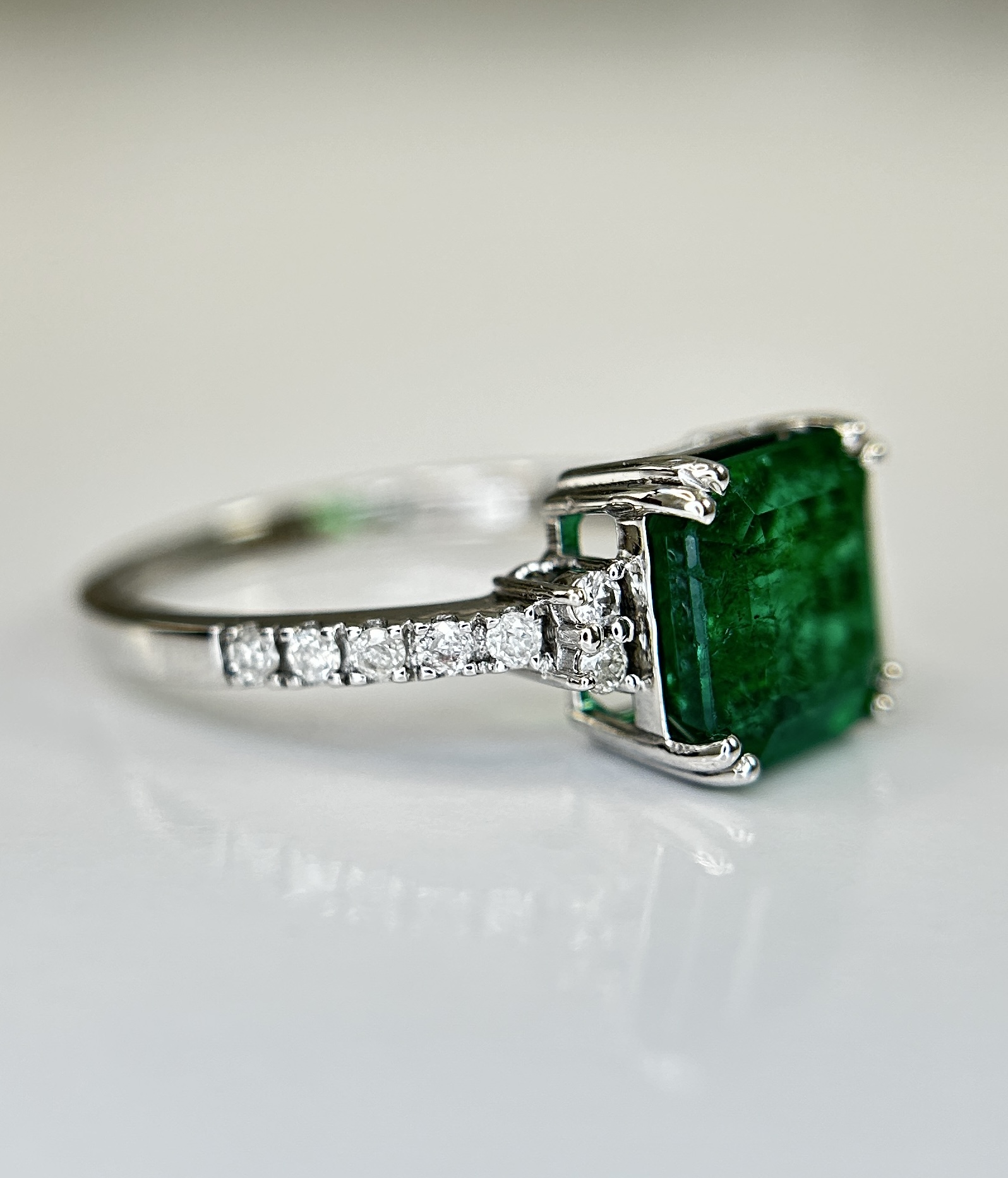 Beautiful Natural Emerald 2.30 CT With Natural Diamonds & 18k Gold - Image 5 of 10