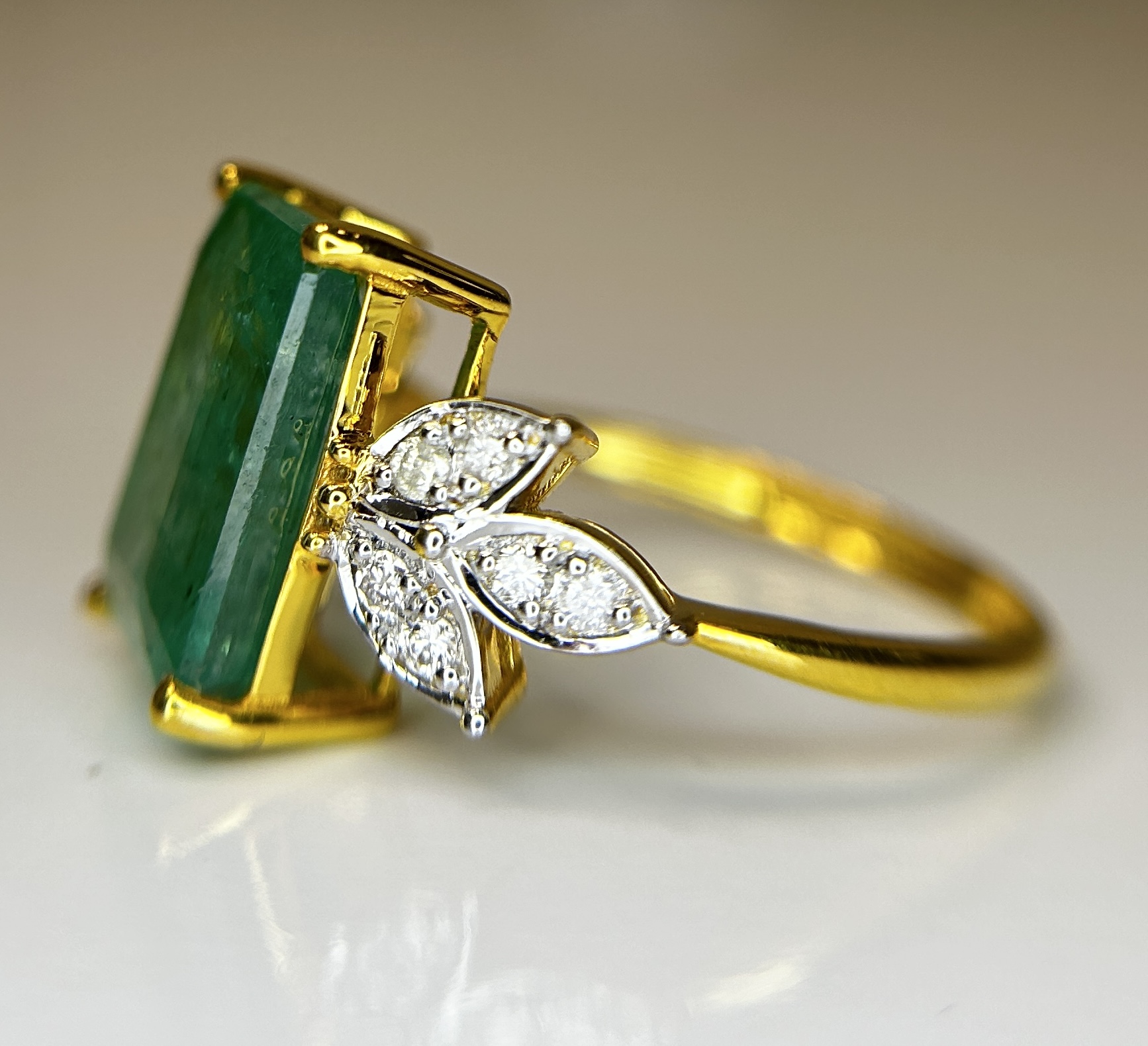 Beautiful Natural Emerald 4.32 CT With Natural Diamonds & 18k Gold - Image 4 of 9