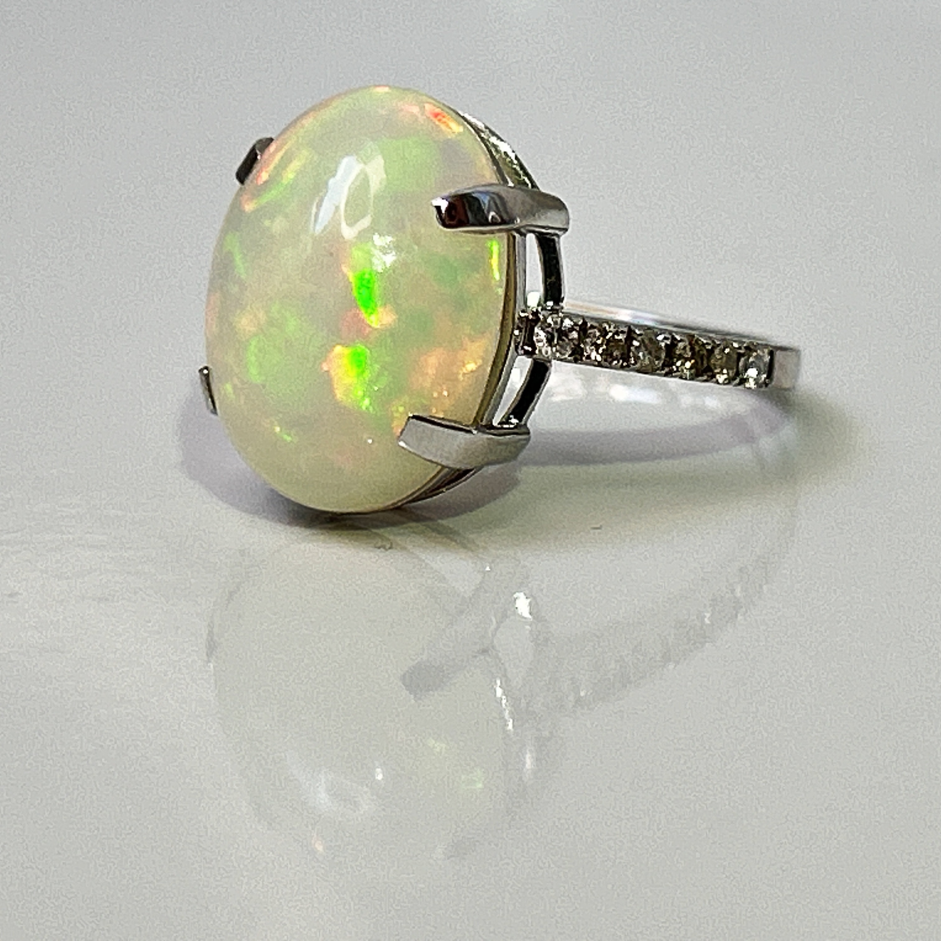 Beautiful Natural Opal 3.86 CT Ring With Natural Diamond and 18k Gold - Image 4 of 14