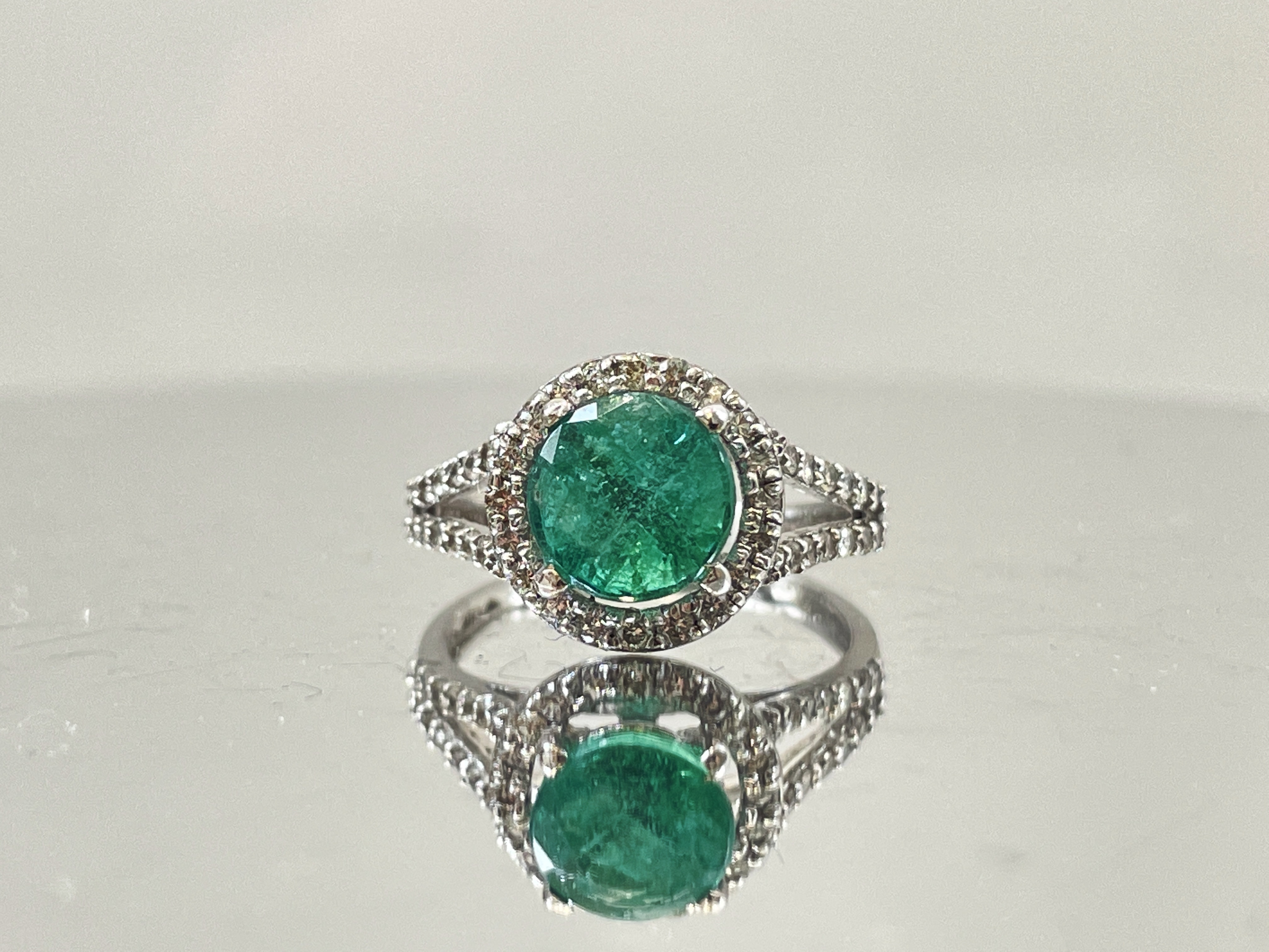 Beautiful 1.96Ct Natural Emerald With Natural Diamonds & 18kGold - Image 3 of 7