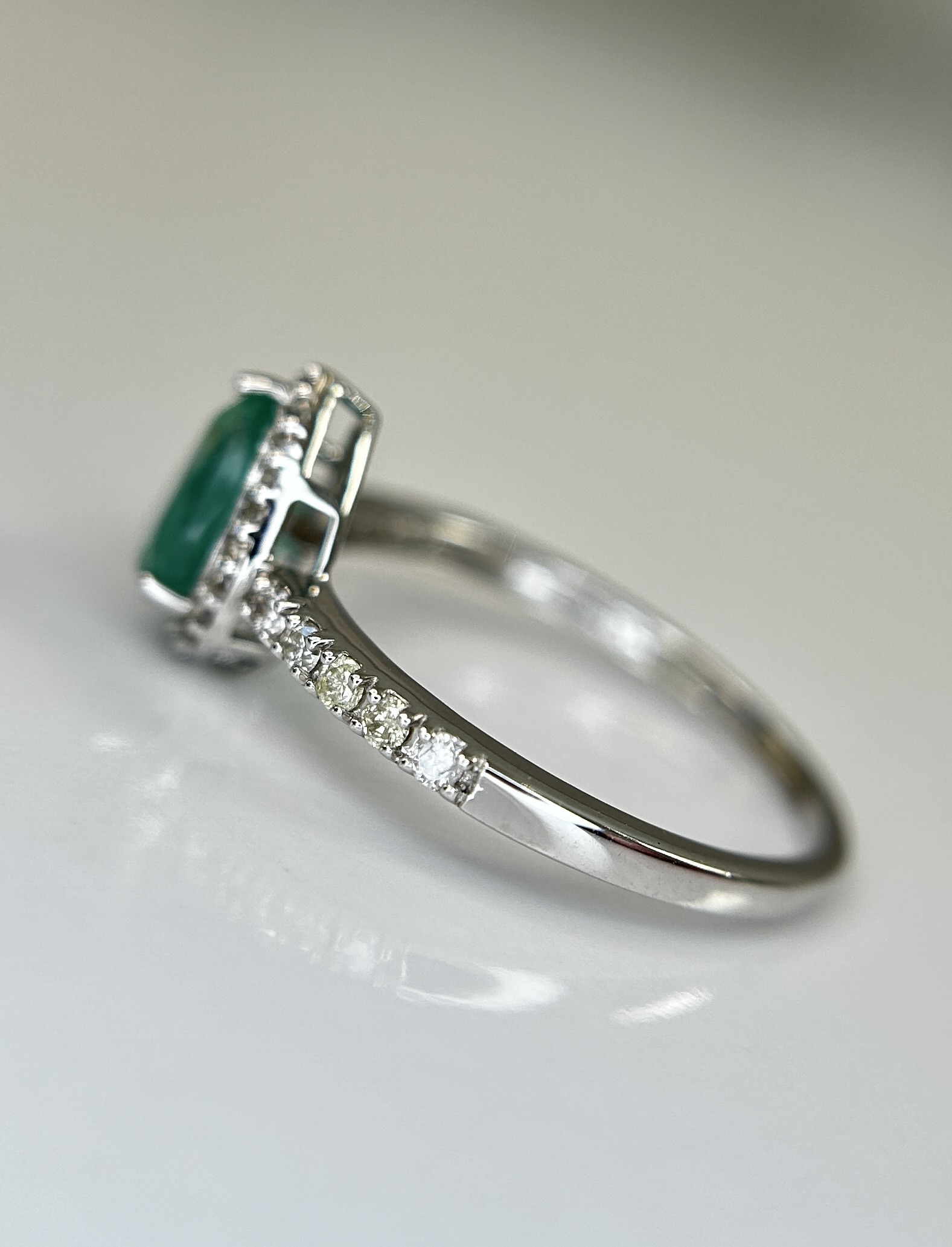 Beautiful Natural Emerald 0.68 CT With Natural Diamonds & 18k Gold - Image 5 of 9