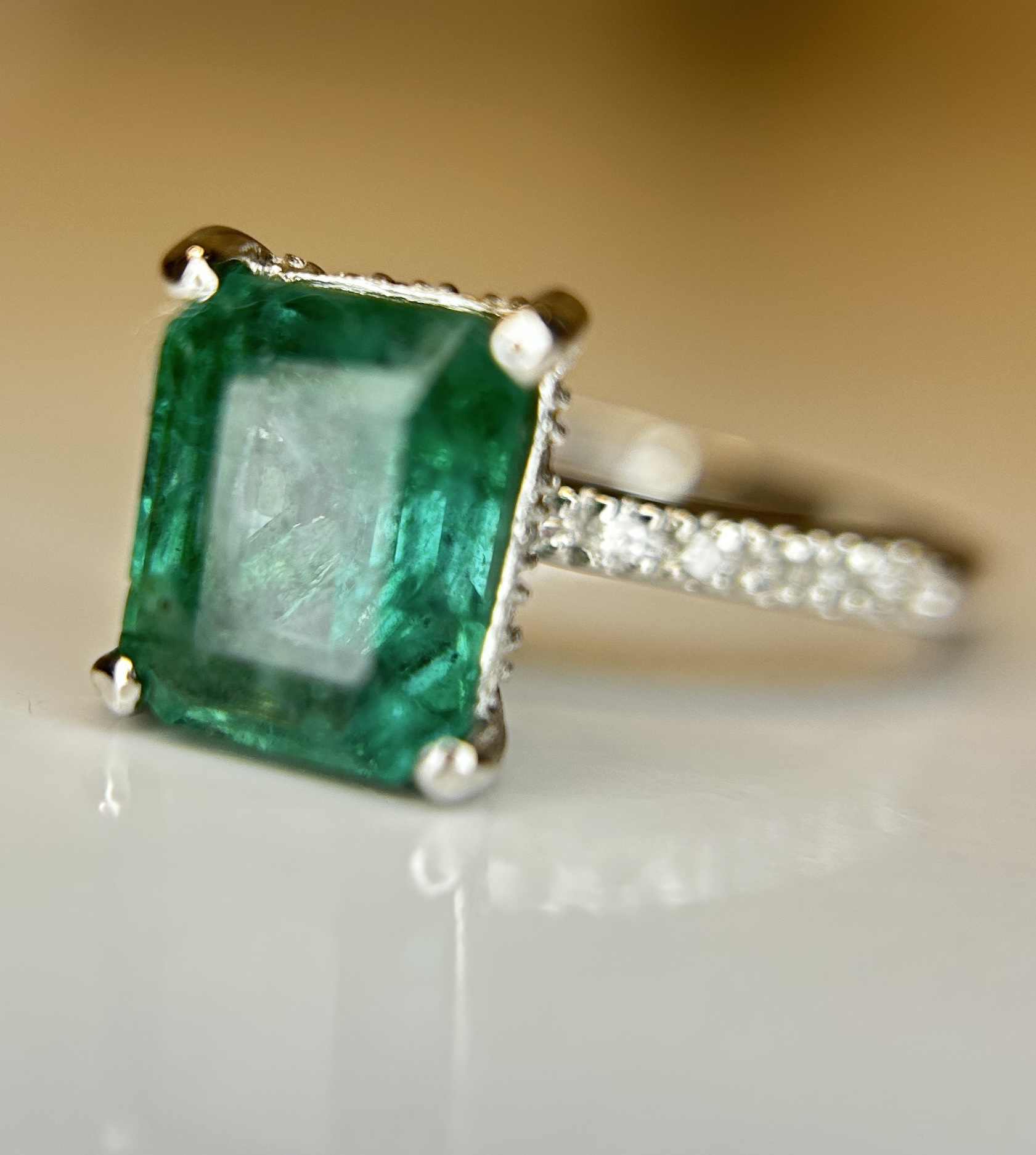 Beautiful Natural Emerald 2.64 CT With Natural Diamonds & 18k Gold - Image 5 of 10