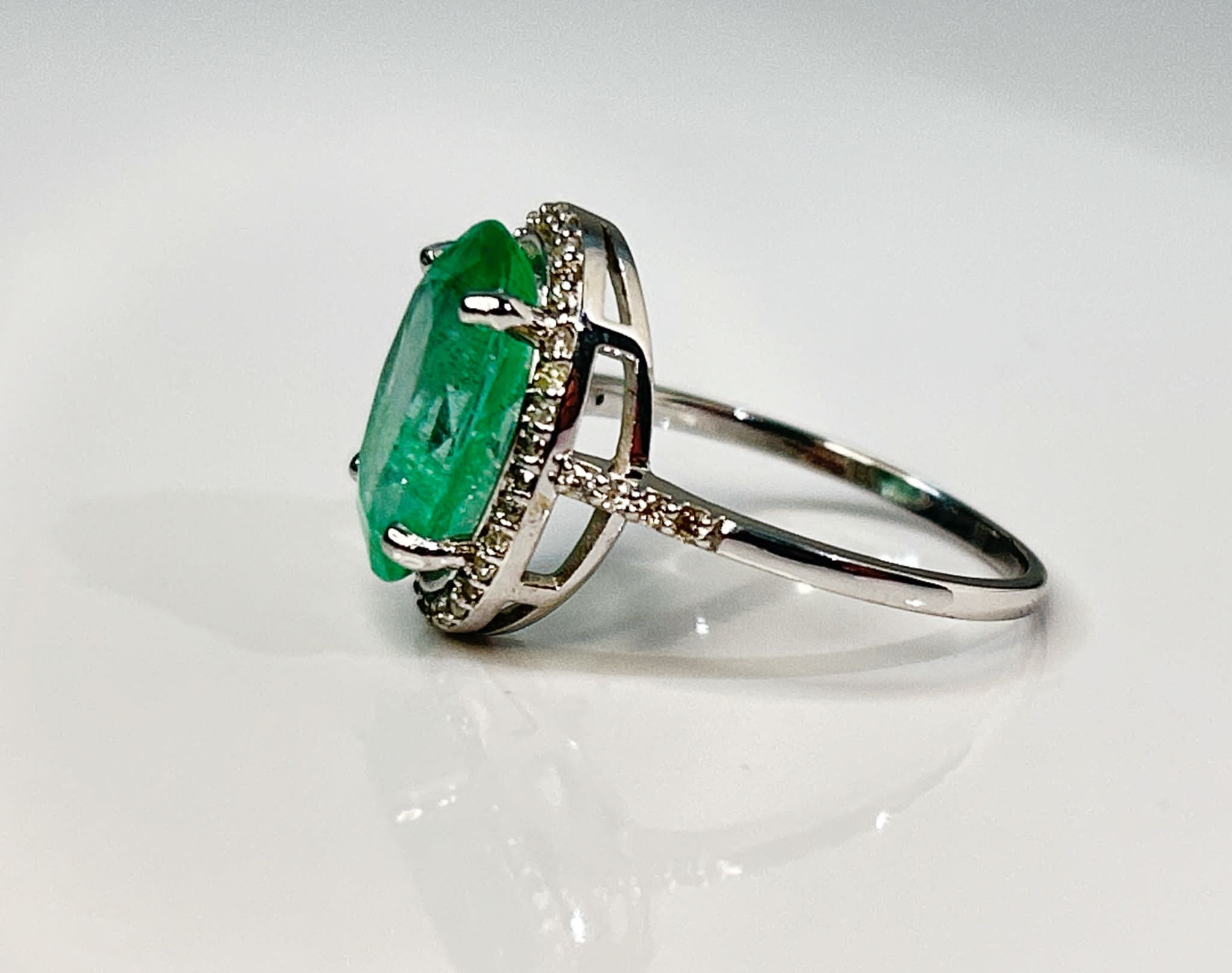 Beautiful 4.24CT Untreated Natural Columbian Emerald Ring ,Diamonds & 18k Gold - Image 4 of 6