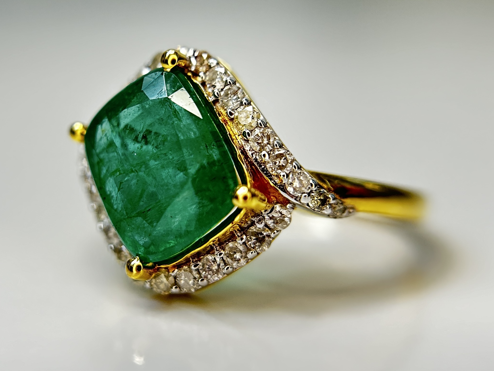 Beautiful Natural Emerald 3.04 CT With Natural Diamonds & 18k Gold - Image 5 of 13