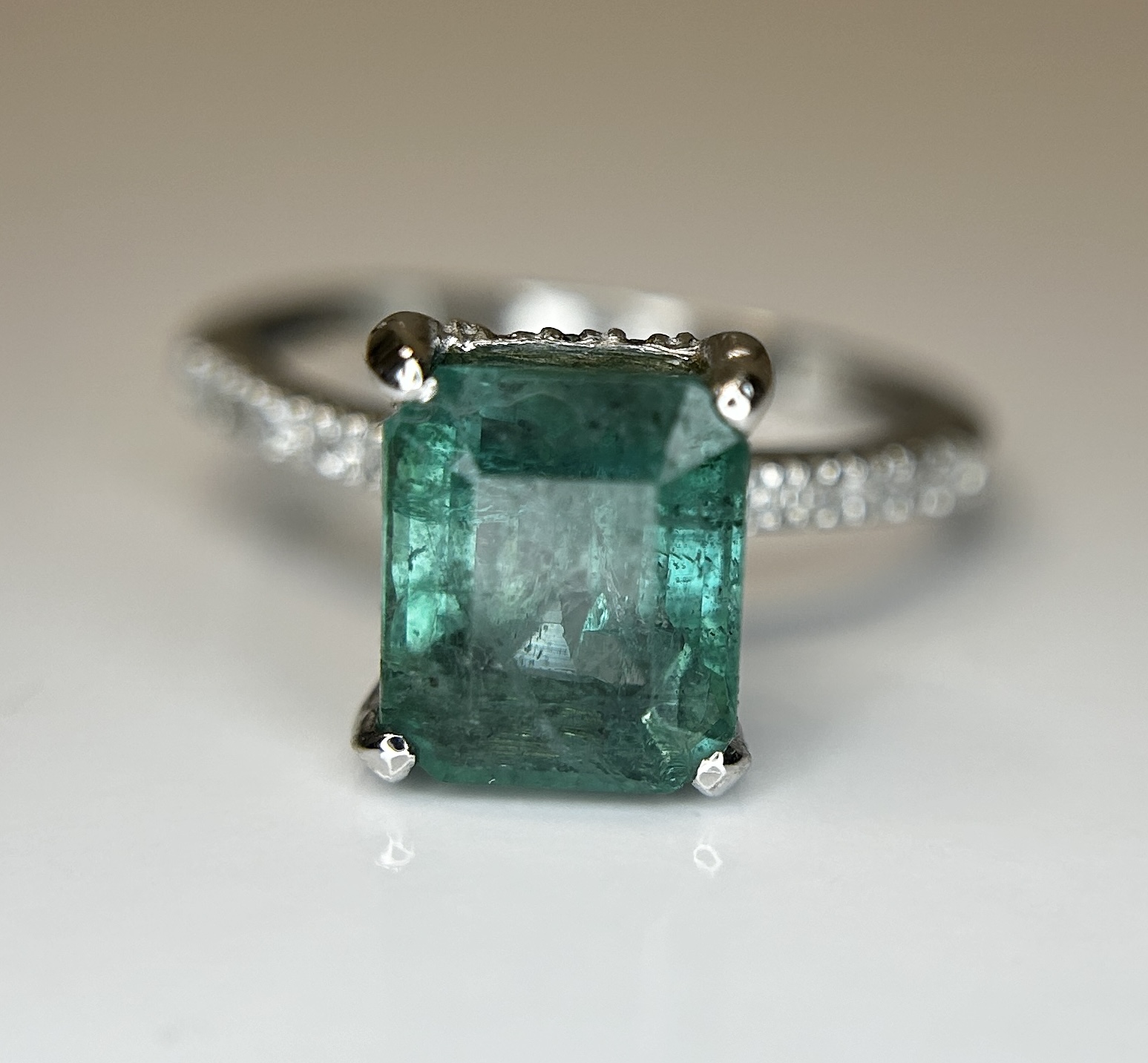 Beautiful Natural Emerald 2.64 CT With Natural Diamonds & 18k Gold - Image 7 of 10