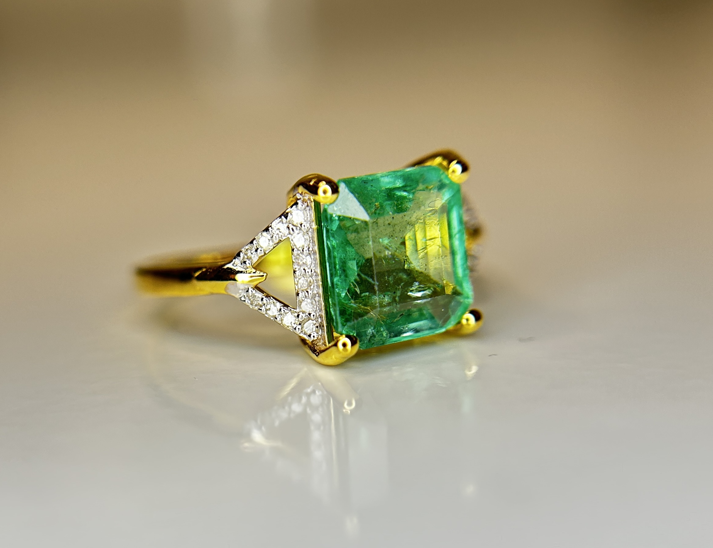 Beautiful Natural Emerald 2.21 CT With Natural Diamonds & 18k Gold - Image 7 of 9