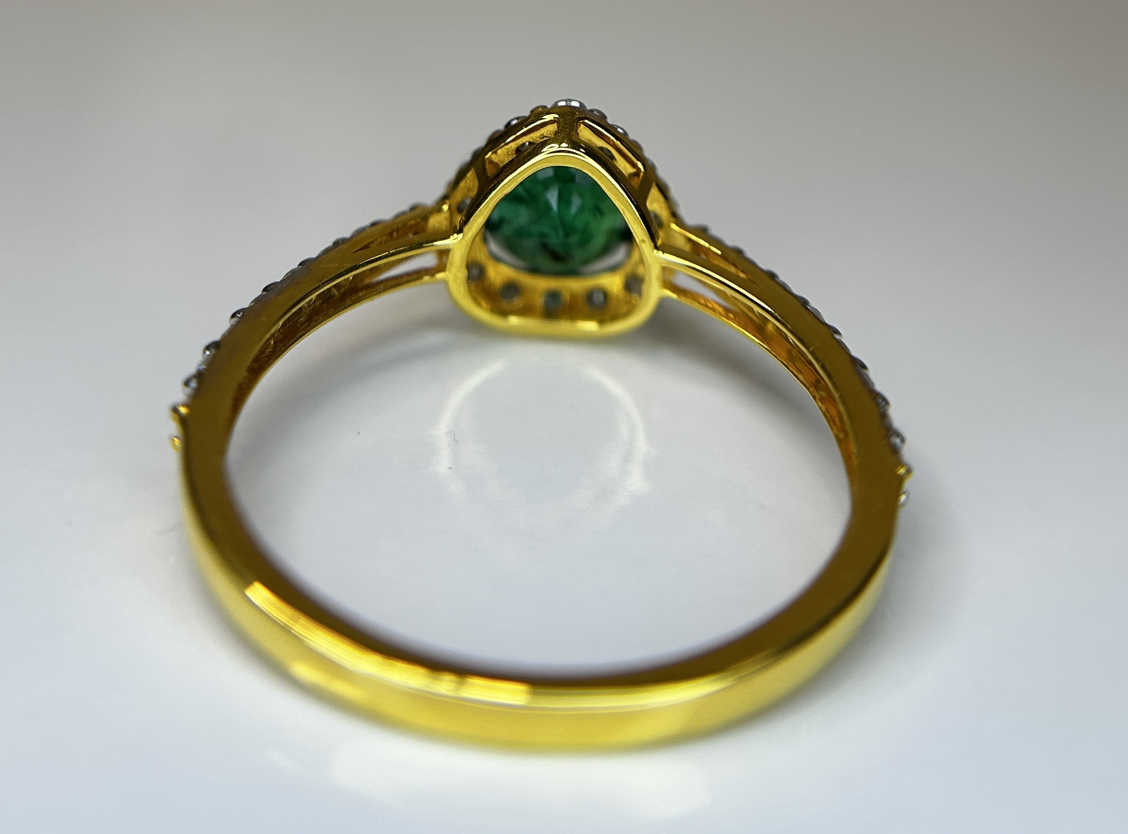 Beautiful Natural Emerald 0.92 CT With Natural Diamonds & 18k Gold - Image 5 of 8