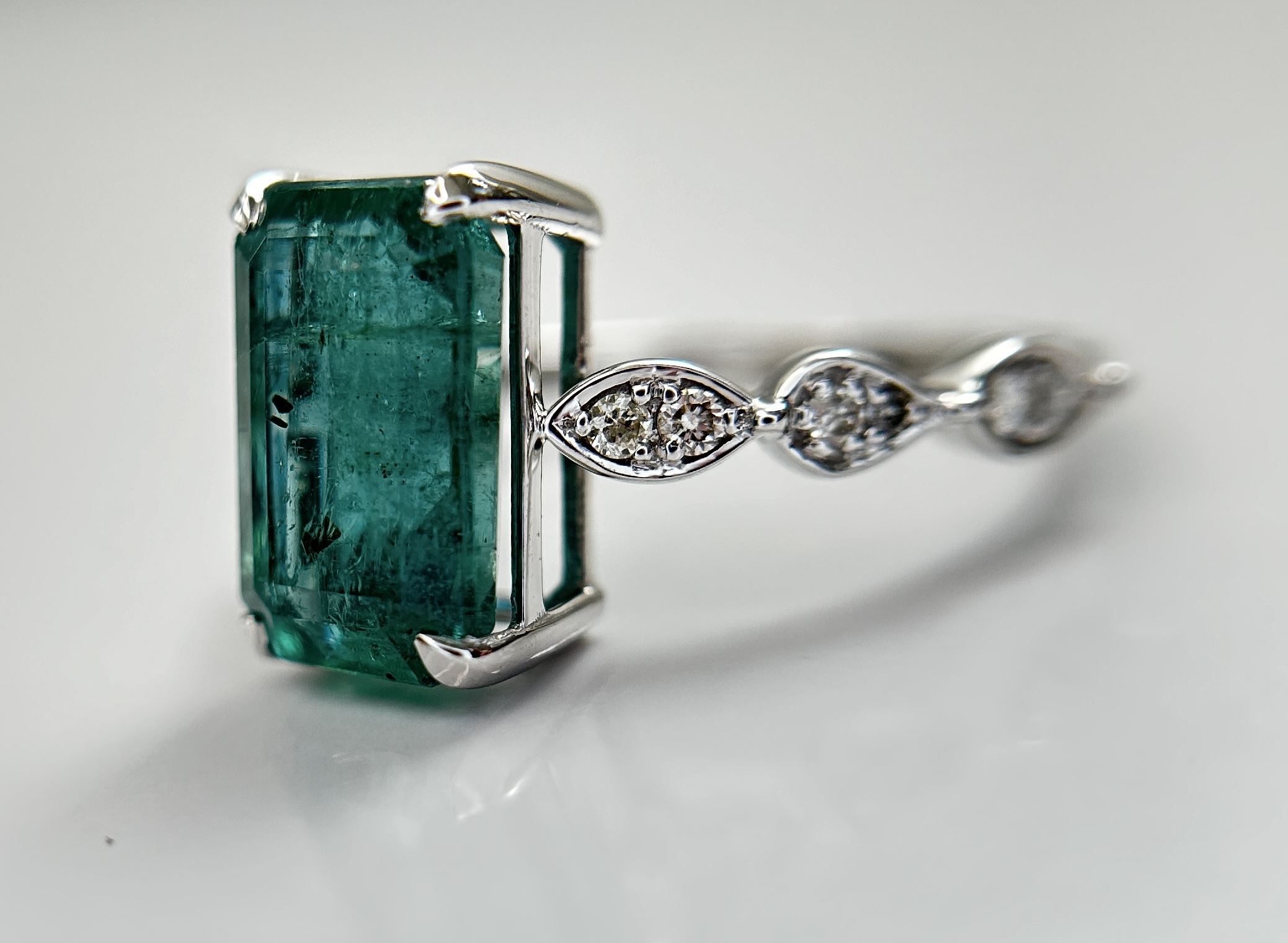 Beautiful Natural Emerald 3.97CT With Natural Diamonds & 18k Gold - Image 2 of 10