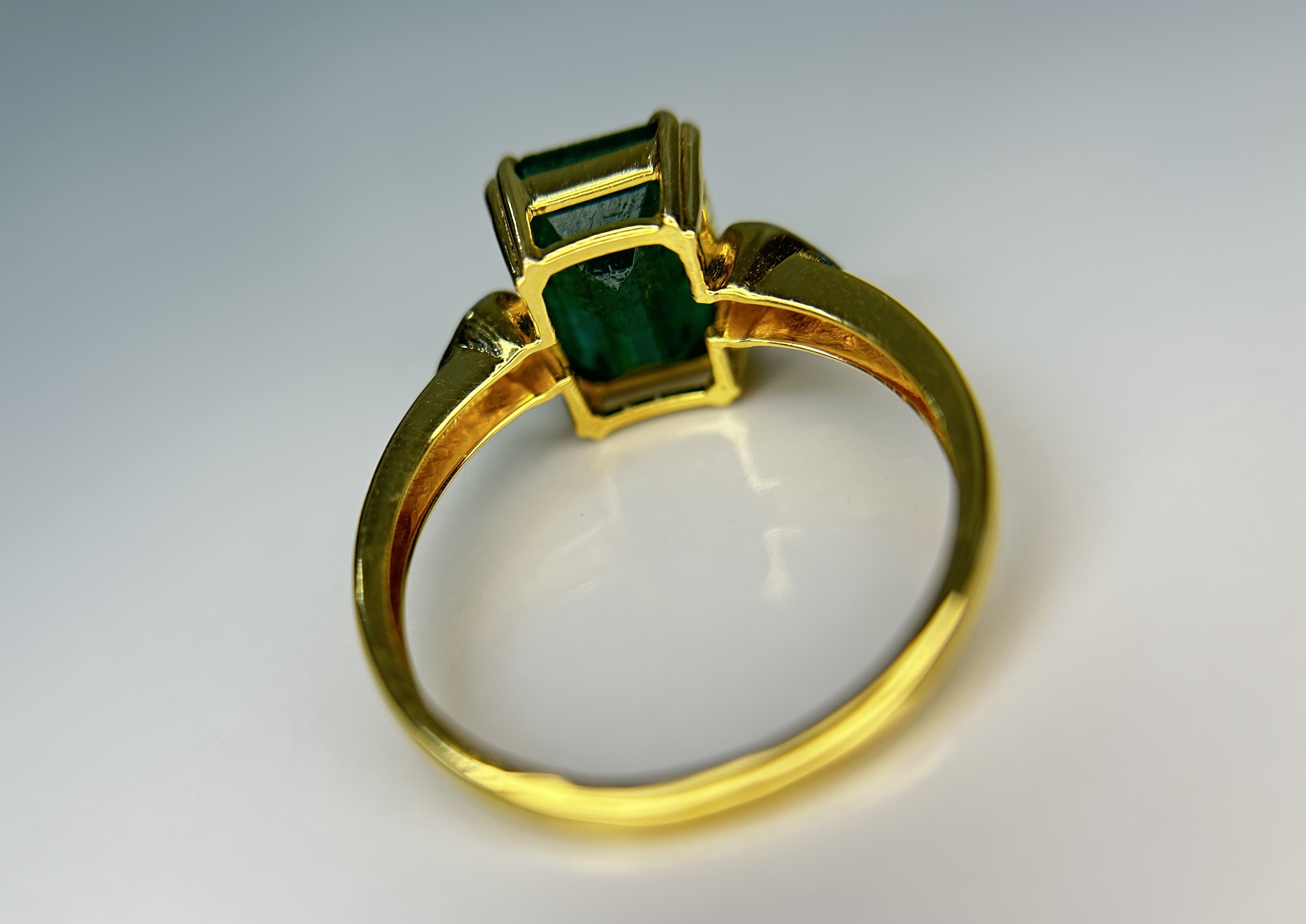 Beautiful Natural Emerald 2.96 With Natural Diamonds & 18k Gold - Image 4 of 10