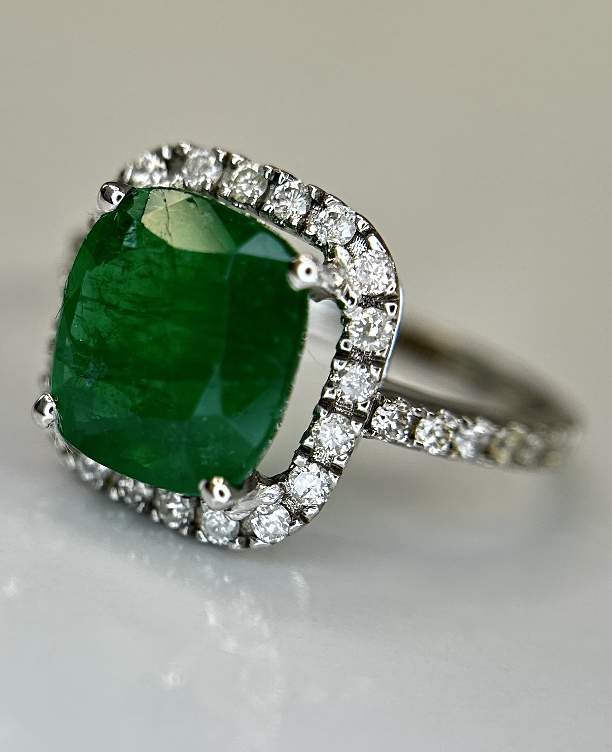 Beautiful Natural 2.81ct Emerald With Natural Diamonds & 18k Gold - Image 2 of 12