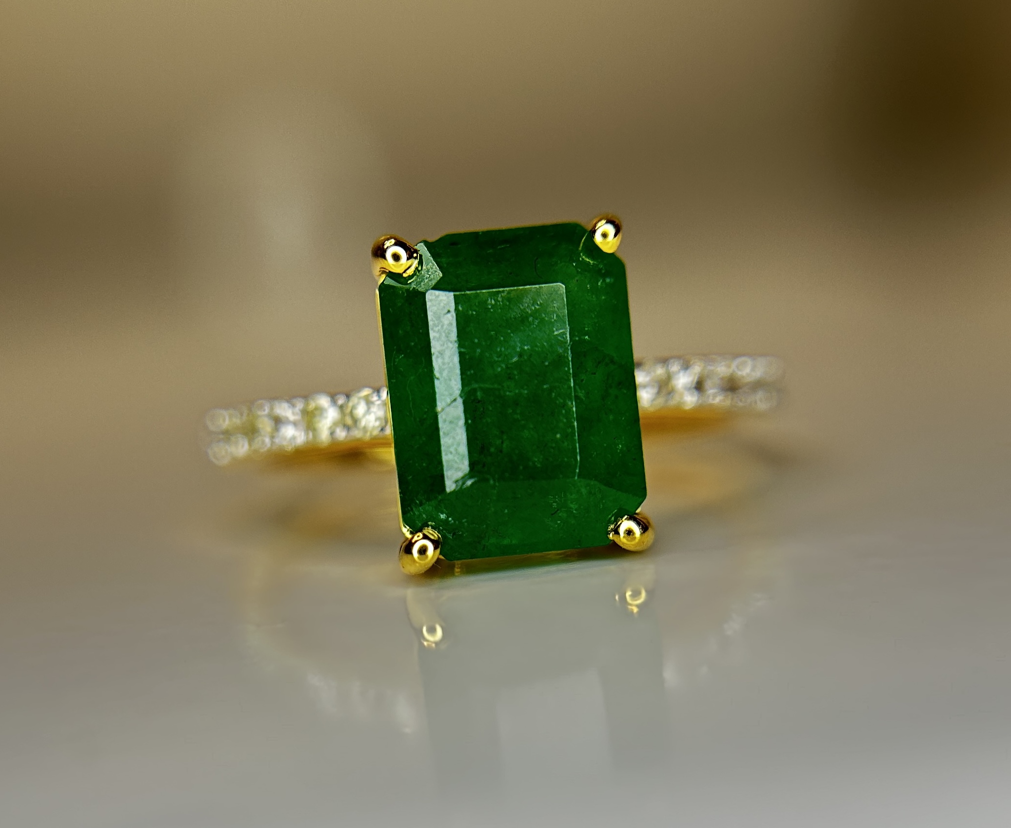 Beautiful Natural Emerald 2.96 CT With Natural Diamonds & 18k Gold - Image 6 of 9
