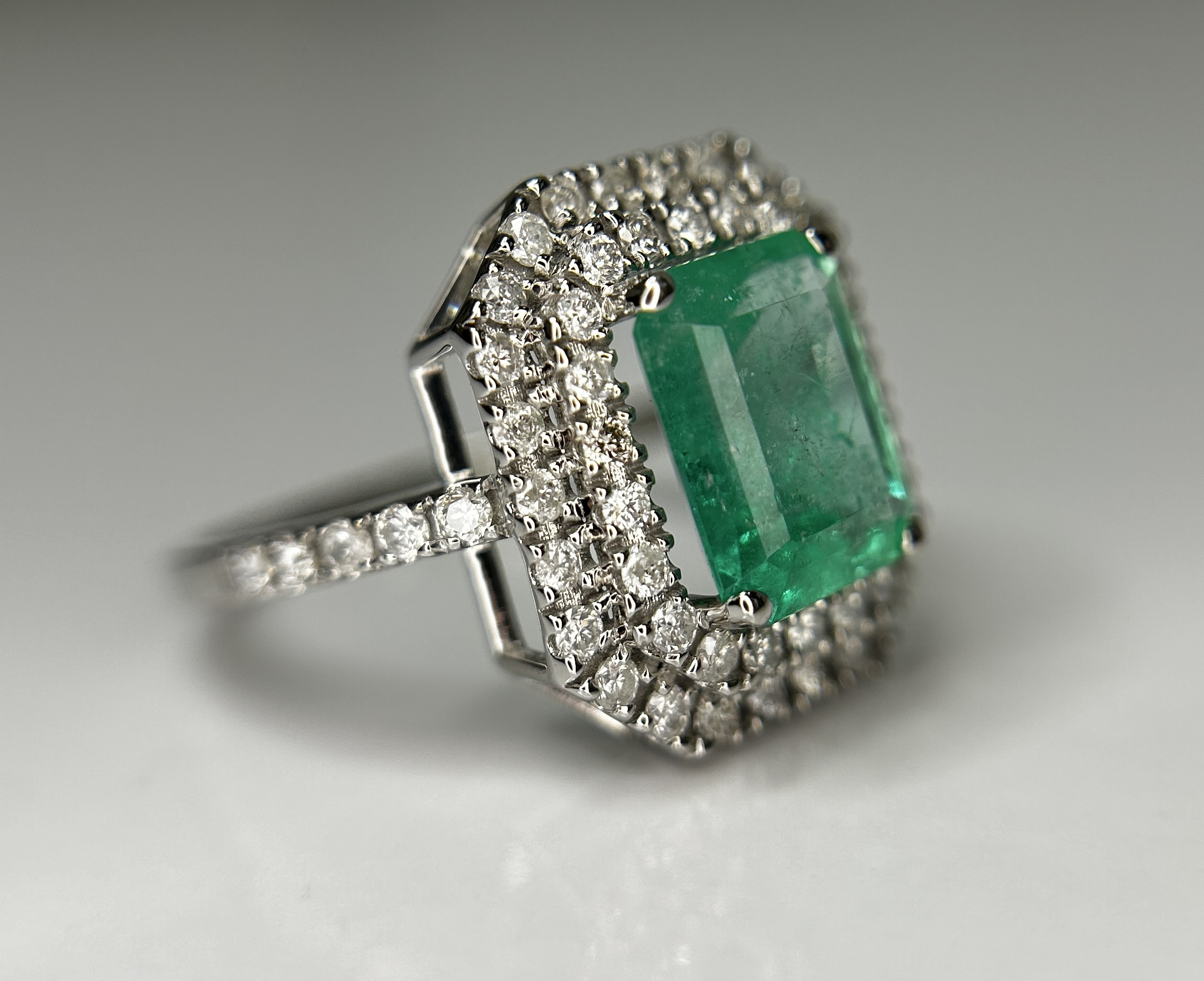 Beautiful Natural Columbian Emerald 2.23 CT With Natural Diamonds & 18k Gold - Image 10 of 14