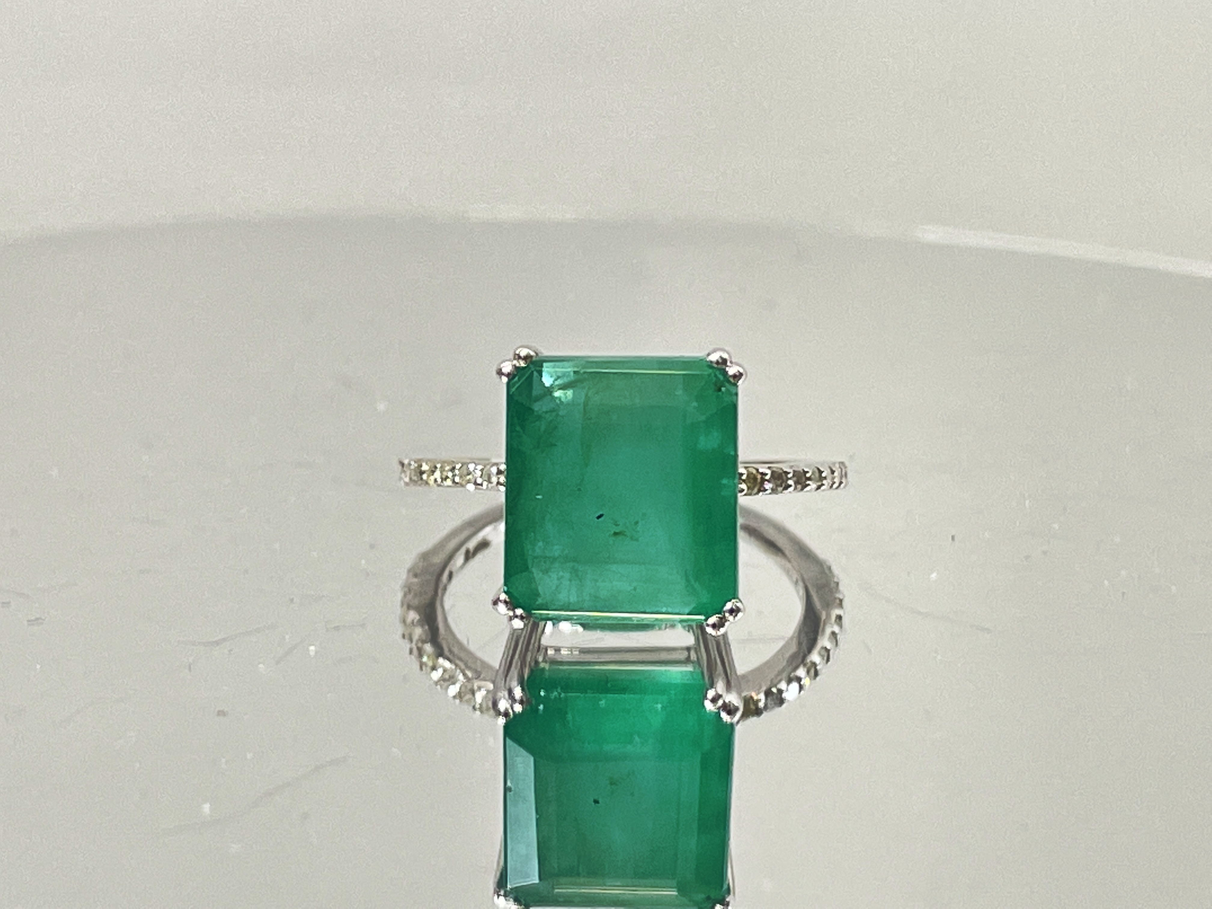 Beautiful 7.19CT Natural Emerald With Natural Diamonds & 18k White Gold - Image 2 of 9