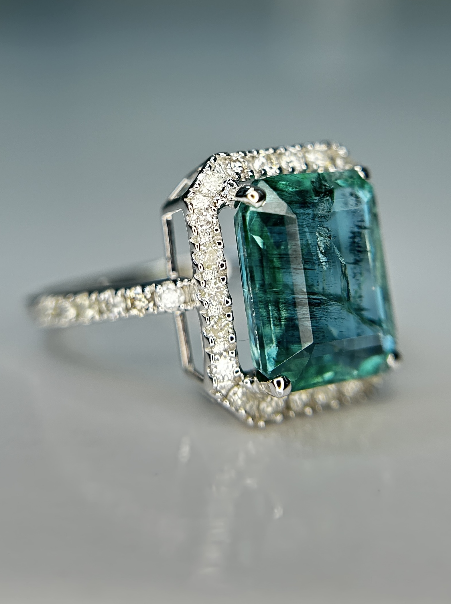 Beautiful Natural Emerald 4.27 CT With Natural Diamonds & 18kGold - Image 10 of 11