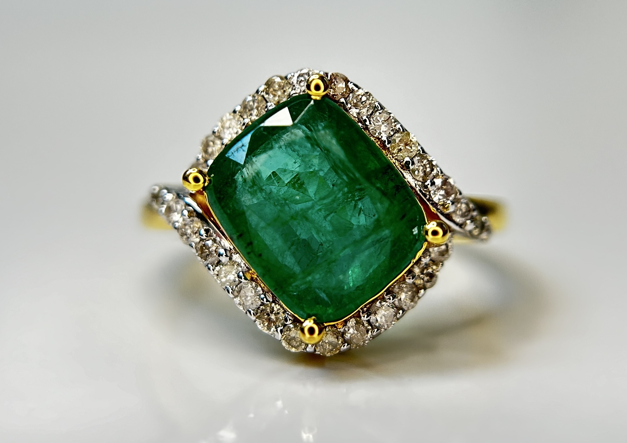 Beautiful Natural Emerald 3.04 CT With Natural Diamonds & 18k Gold - Image 3 of 13