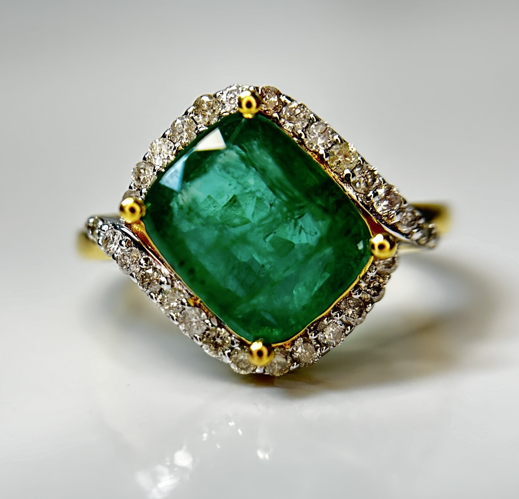 Beautiful Natural Emerald 3.04 CT With Natural Diamonds & 18k Gold - Image 2 of 13