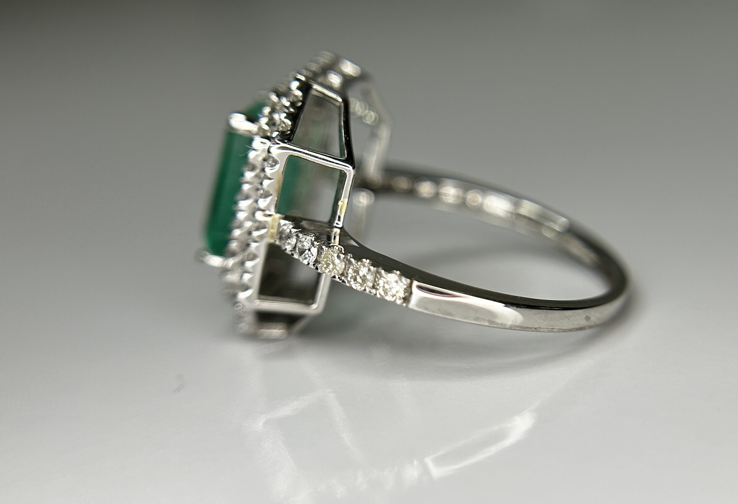 Beautiful Natural Columbian Emerald 2.23 CT With Natural Diamonds & 18k Gold - Image 7 of 14