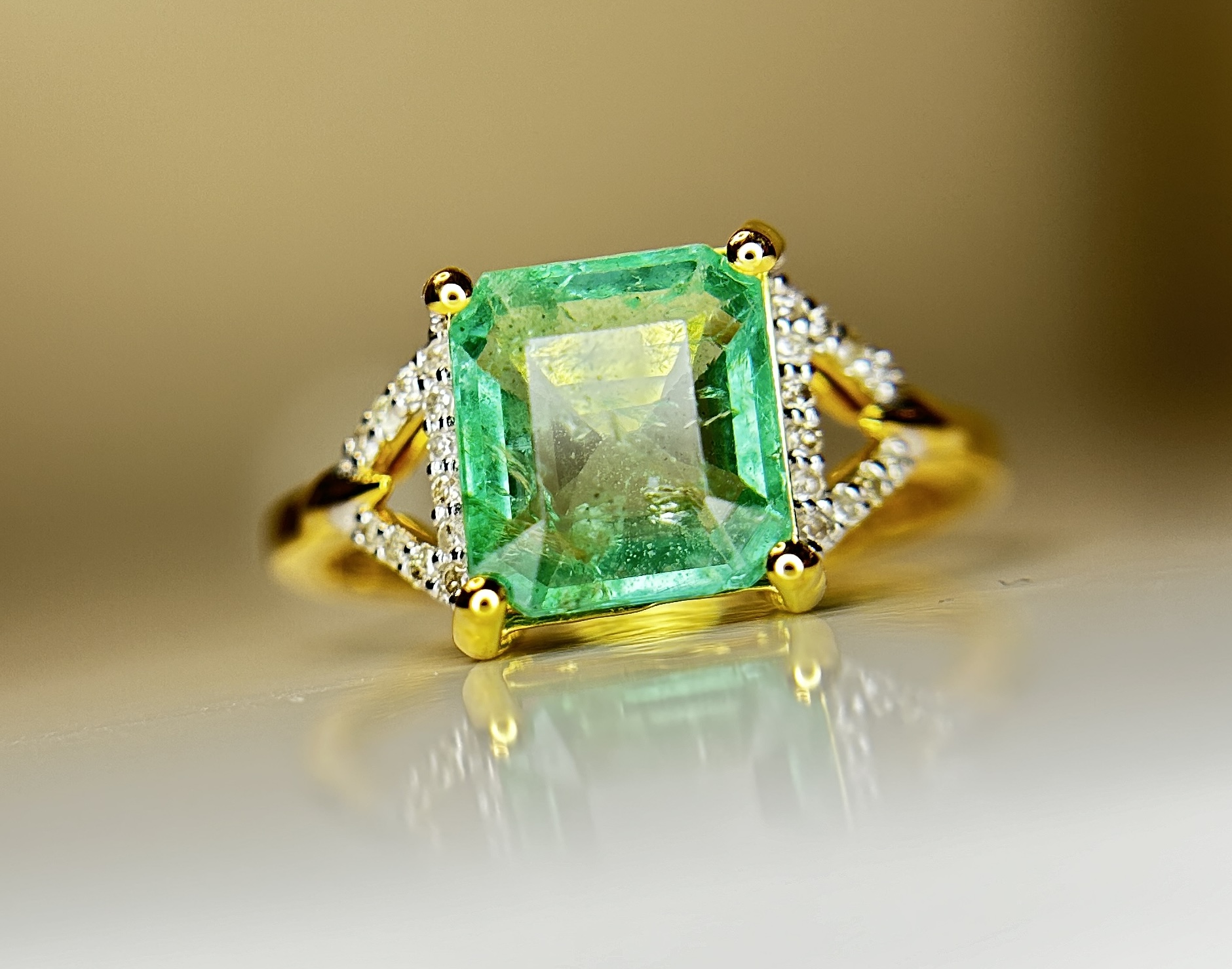 Beautiful Natural Emerald 2.21 CT With Natural Diamonds & 18k Gold - Image 8 of 9