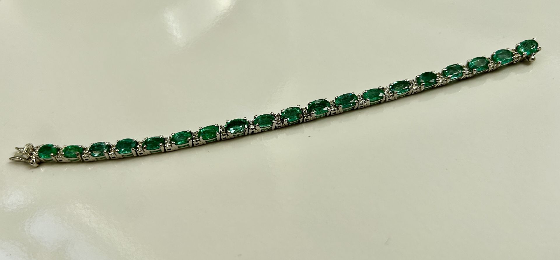 Beautiful 11.10 CTS Natural Emerald Bracelet With Natural Diamonds&18k Gold - Image 5 of 13