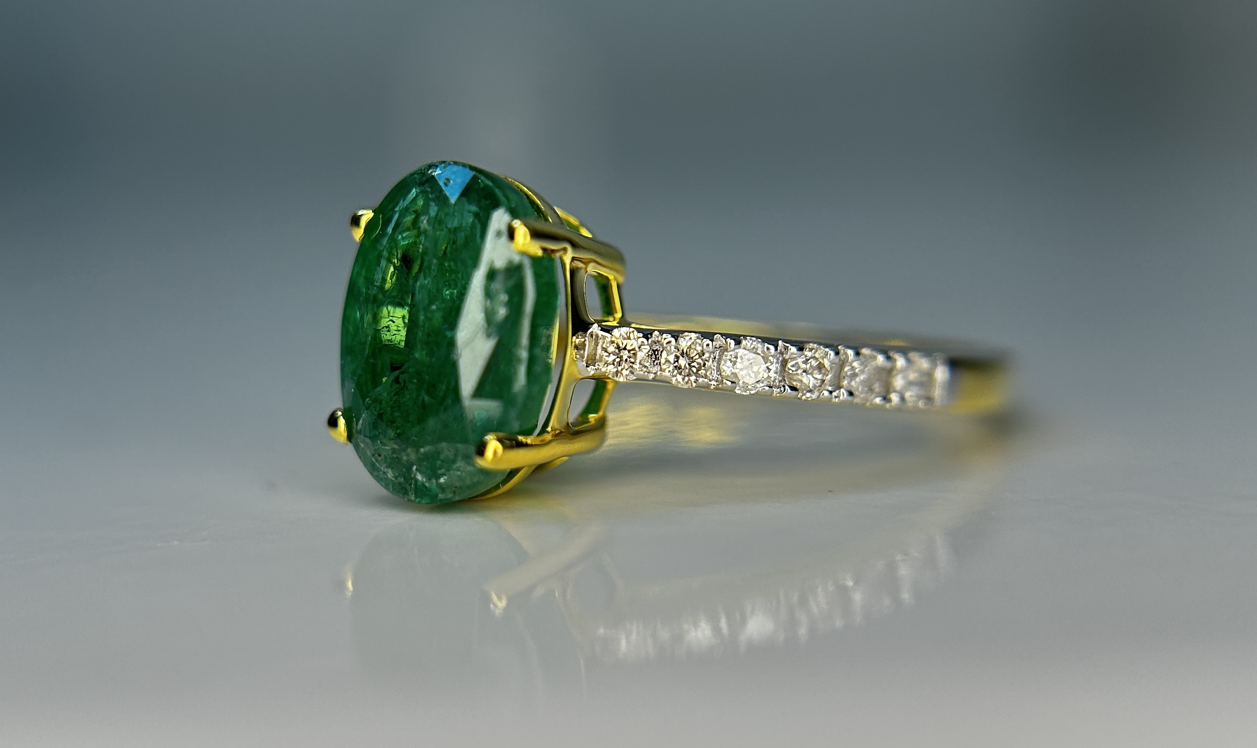 Beautiful Natural Emerald 2.02 CT With Natural Diamonds & 18k Gold - Image 2 of 8