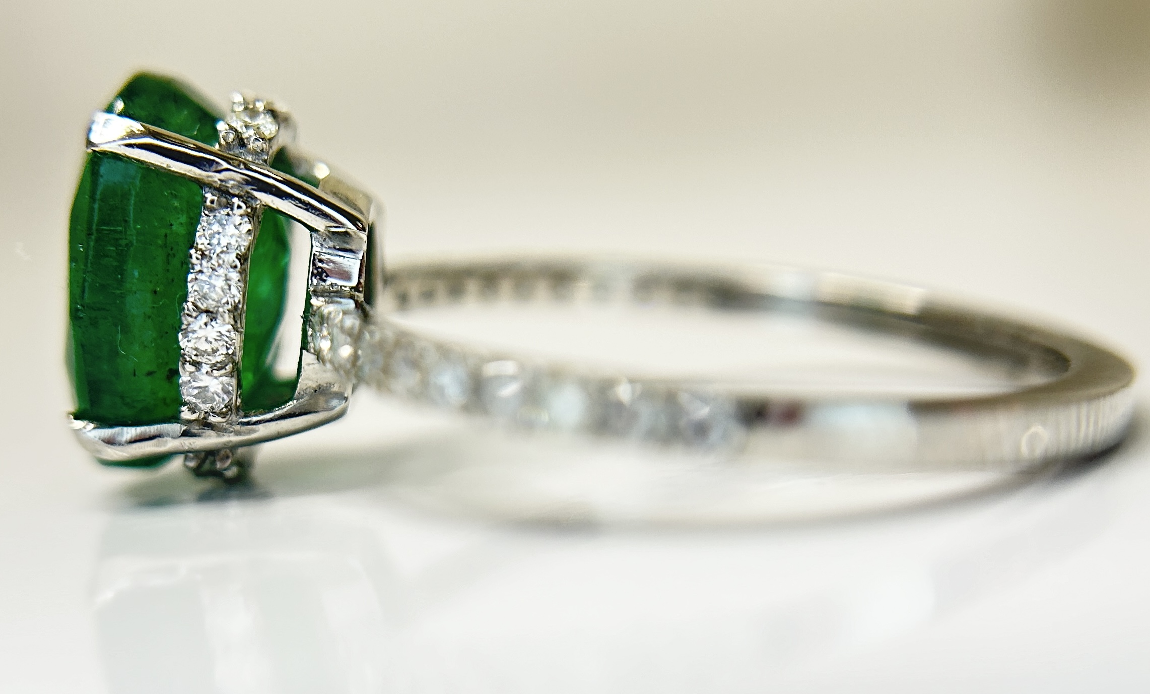 Beautiful 2.60 CT Natural Emerald Ring With Natural Diamonds & Platinum 950 - Image 4 of 9