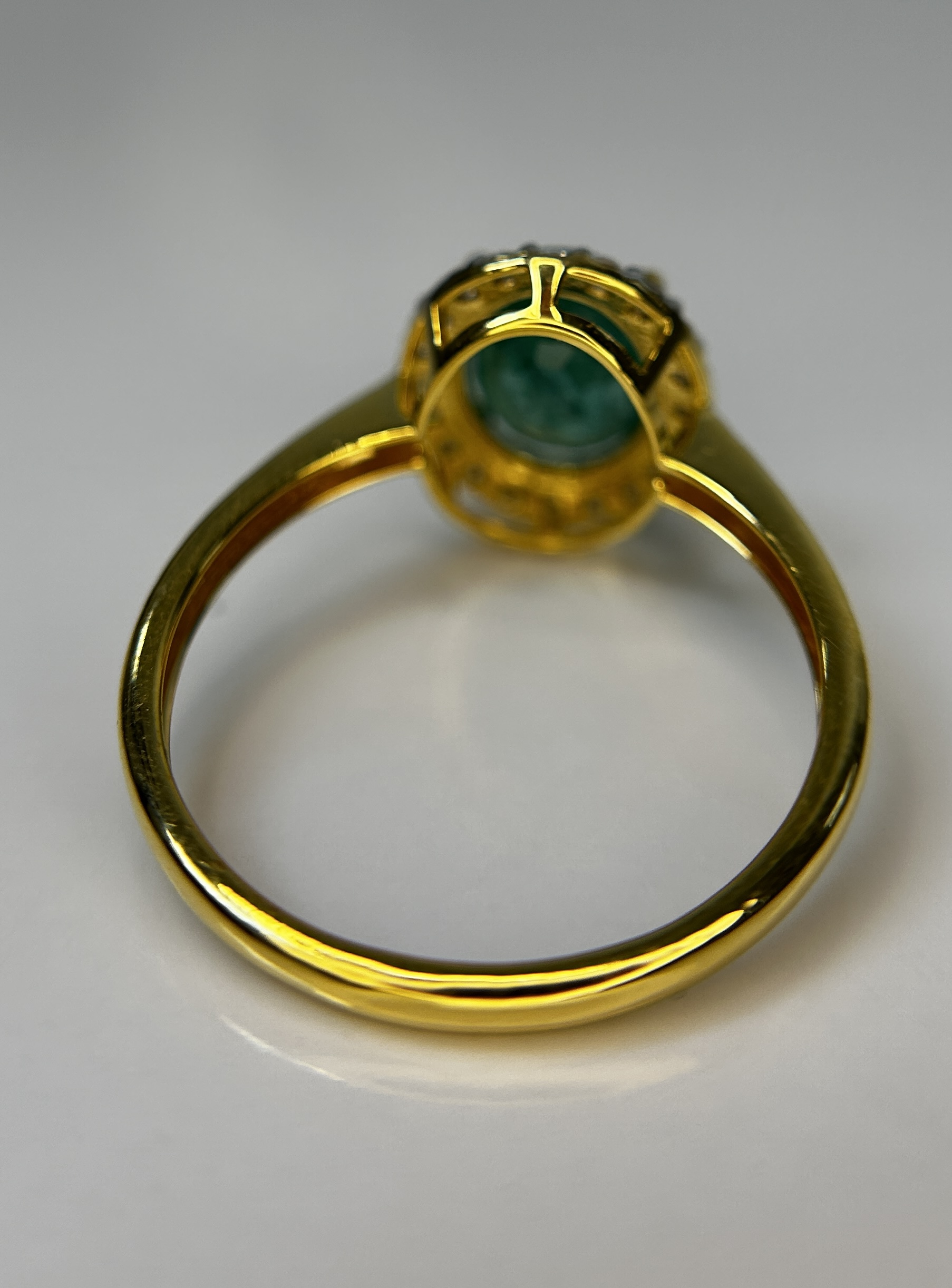 Beautiful Natural Emerald 1.52 CT With Natural Diamonds & 18k Gold - Image 4 of 8