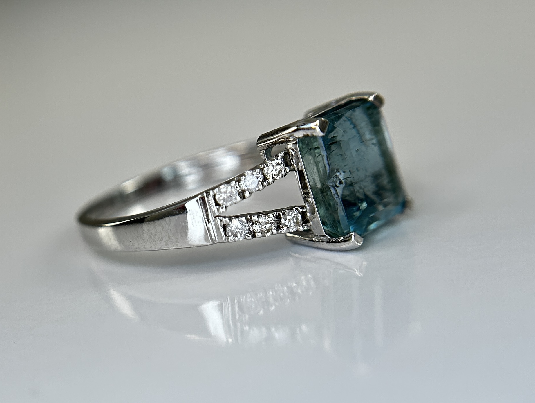 Beautiful Natural Rare Blue Emerald 2.39 CT With Natural Diamonds & 18k Gold - Image 5 of 11