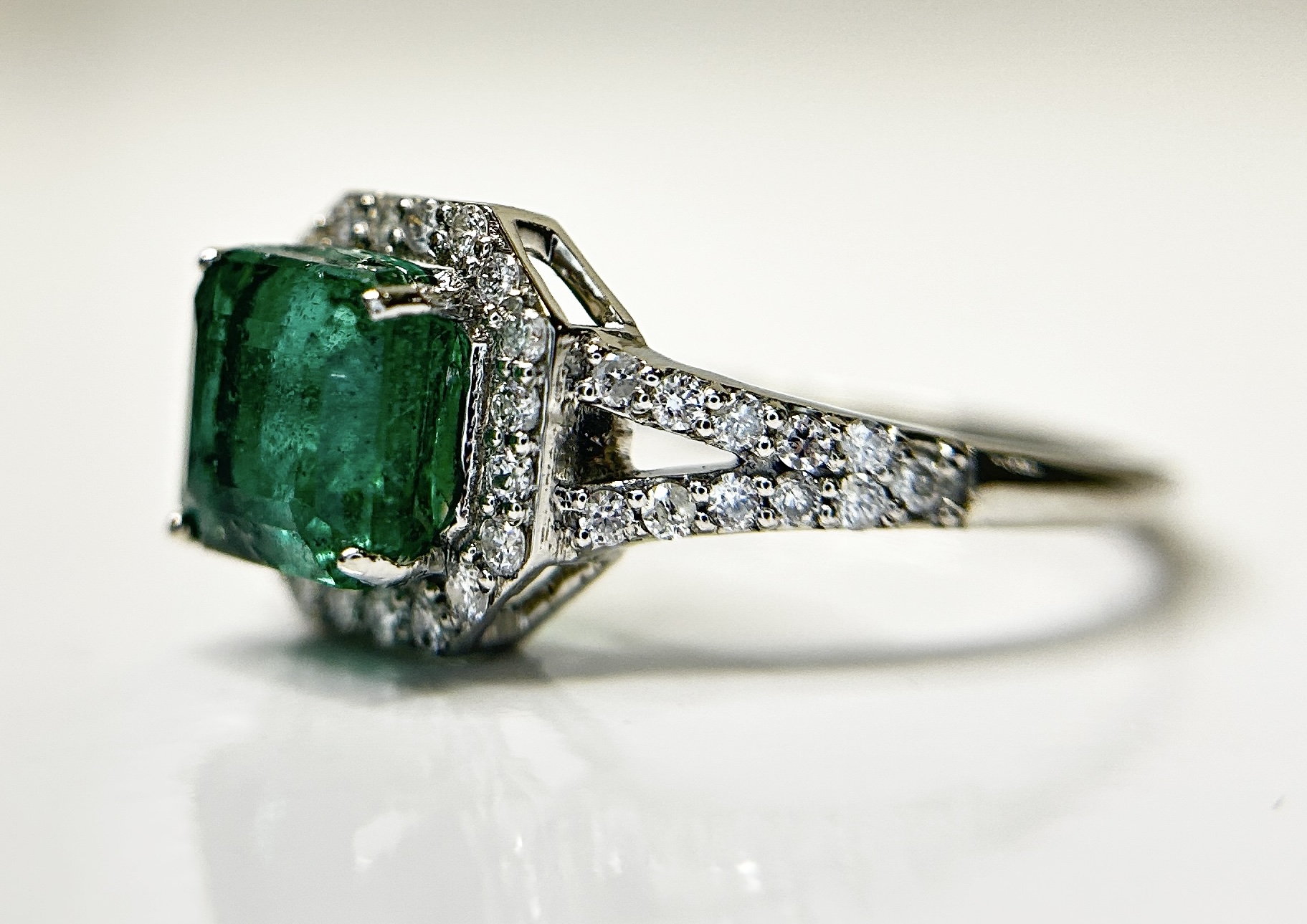 Beautiful 1.64 CT Natural Emerald Ring With Natural Diamonds & Platinum 950 - Image 3 of 10