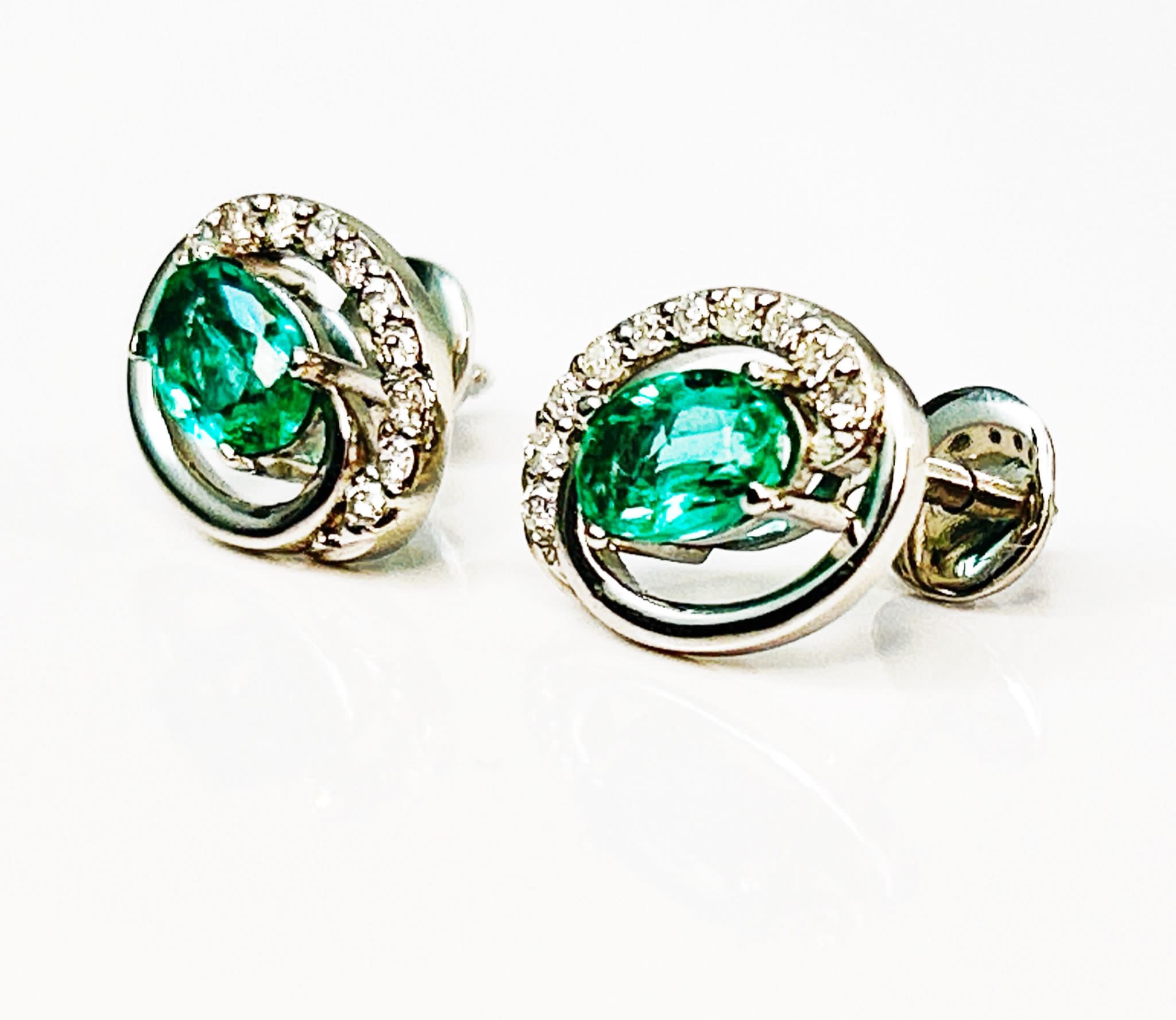 Beautiful Natural Emerald ,Diamond Halo Set Stud Earrings in Platinum 950 - Image 3 of 5