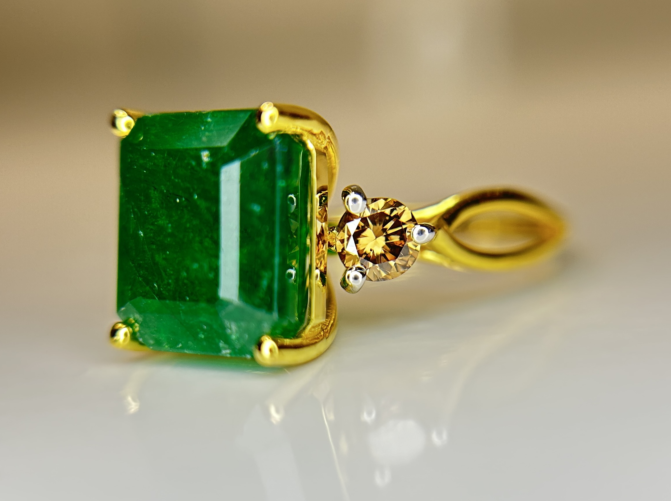 Beautiful Natural Emerald 4.76 CT With Natural Diamonds & 18k Gold