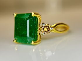 Beautiful Natural Emerald 4.76 CT With Natural Diamonds & 18k Gold