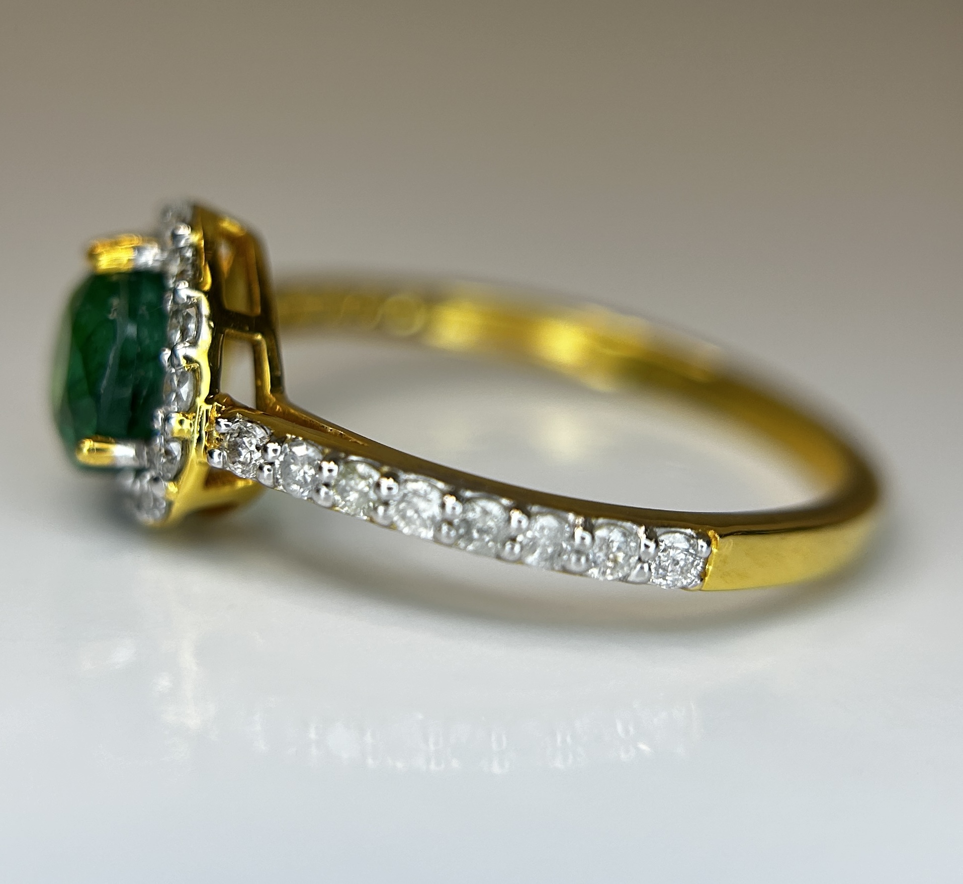 Beautiful Natural Emerald 0.92 CT With Natural Diamonds & 18k Gold - Image 4 of 8