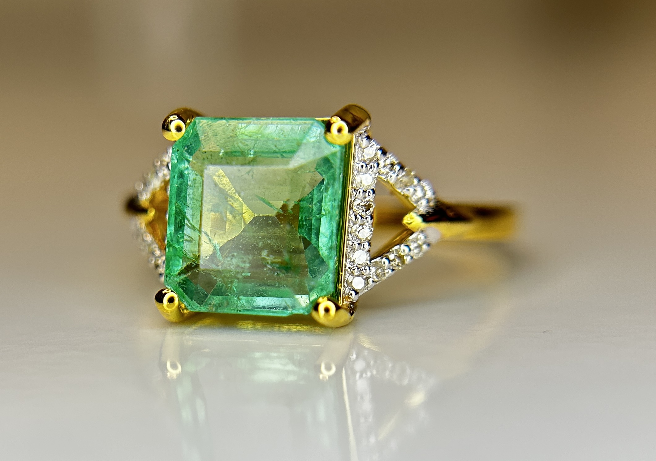 Beautiful Natural Emerald 2.21 CT With Natural Diamonds & 18k Gold