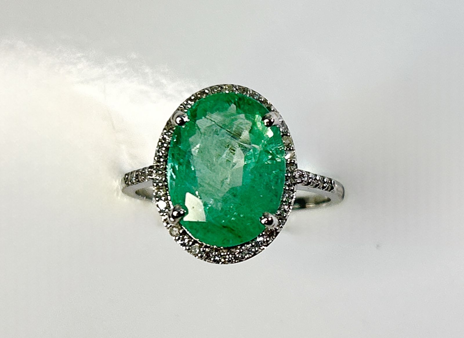 Beautiful 4.24CT Untreated Natural Columbian Emerald Ring ,Diamonds & 18k Gold - Image 3 of 6