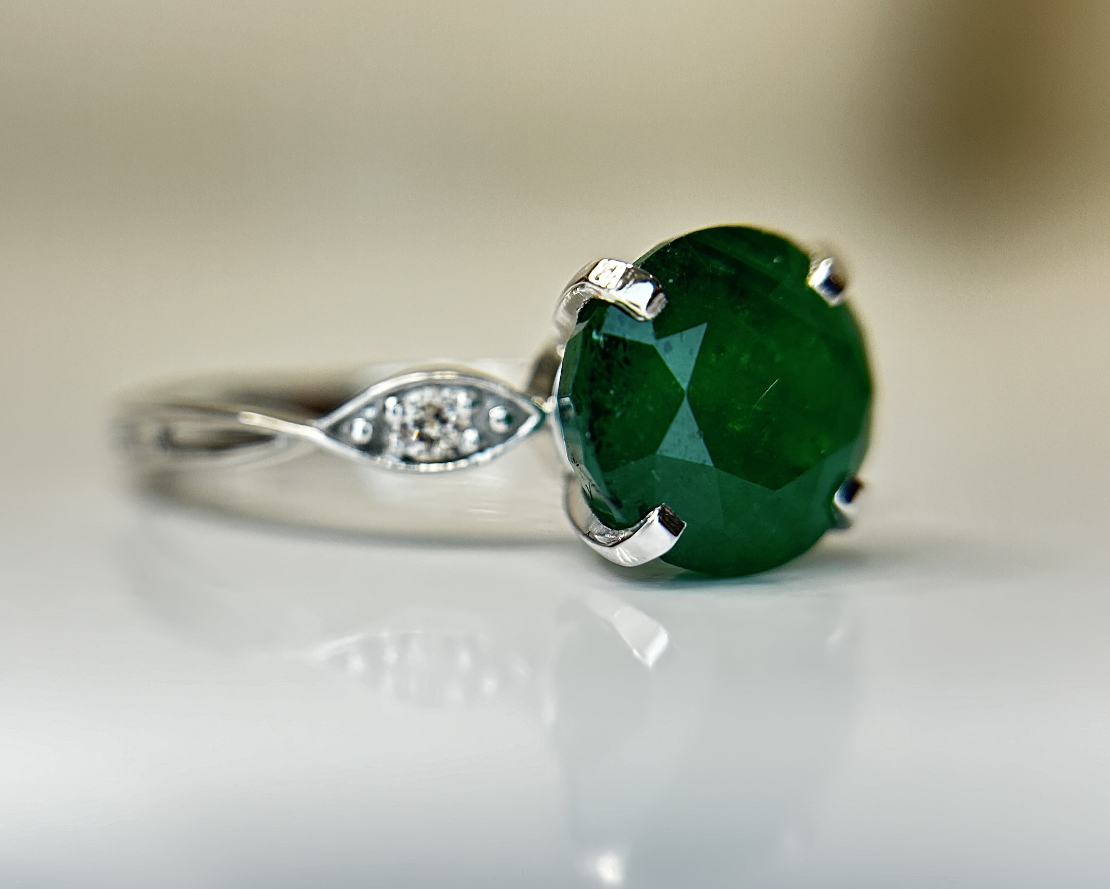 Beautiful 2.74 CT Natural Emerald Ring With Natural Diamonds & Platinum 950 - Image 9 of 11
